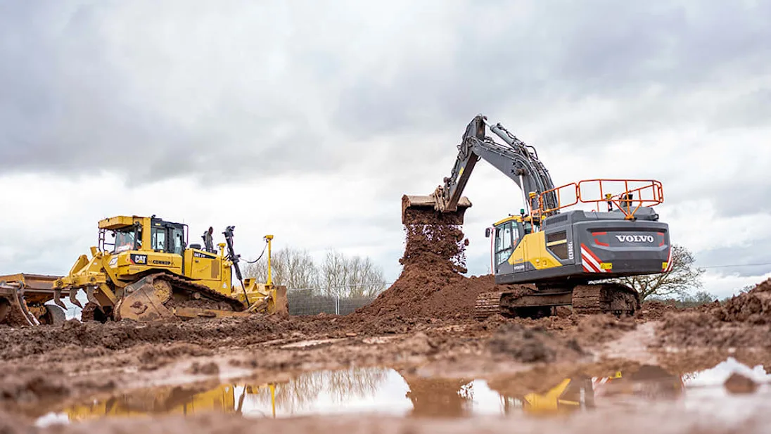Dozer and excavator with Trimble Earthworks