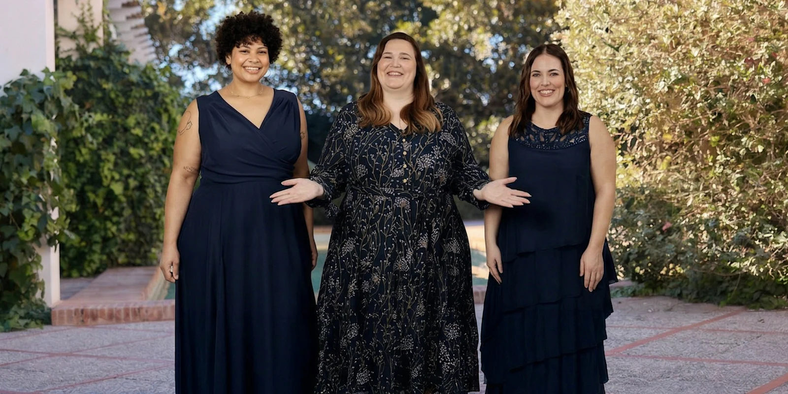 Werbebanner mit drei Frauen in Abendkleidern