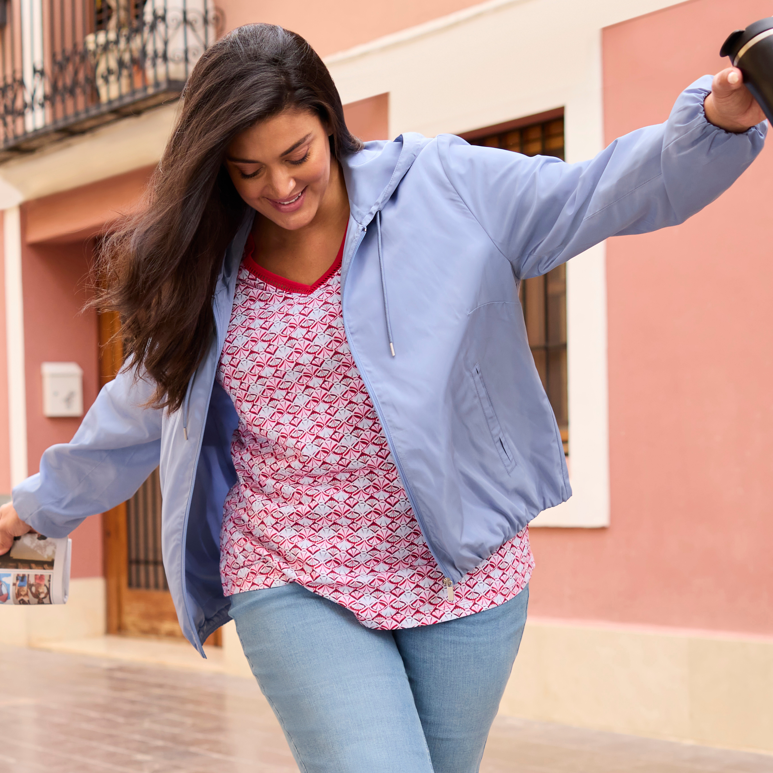 Model in hellblauer Blousonjacke und rot bedrucktem Shirt