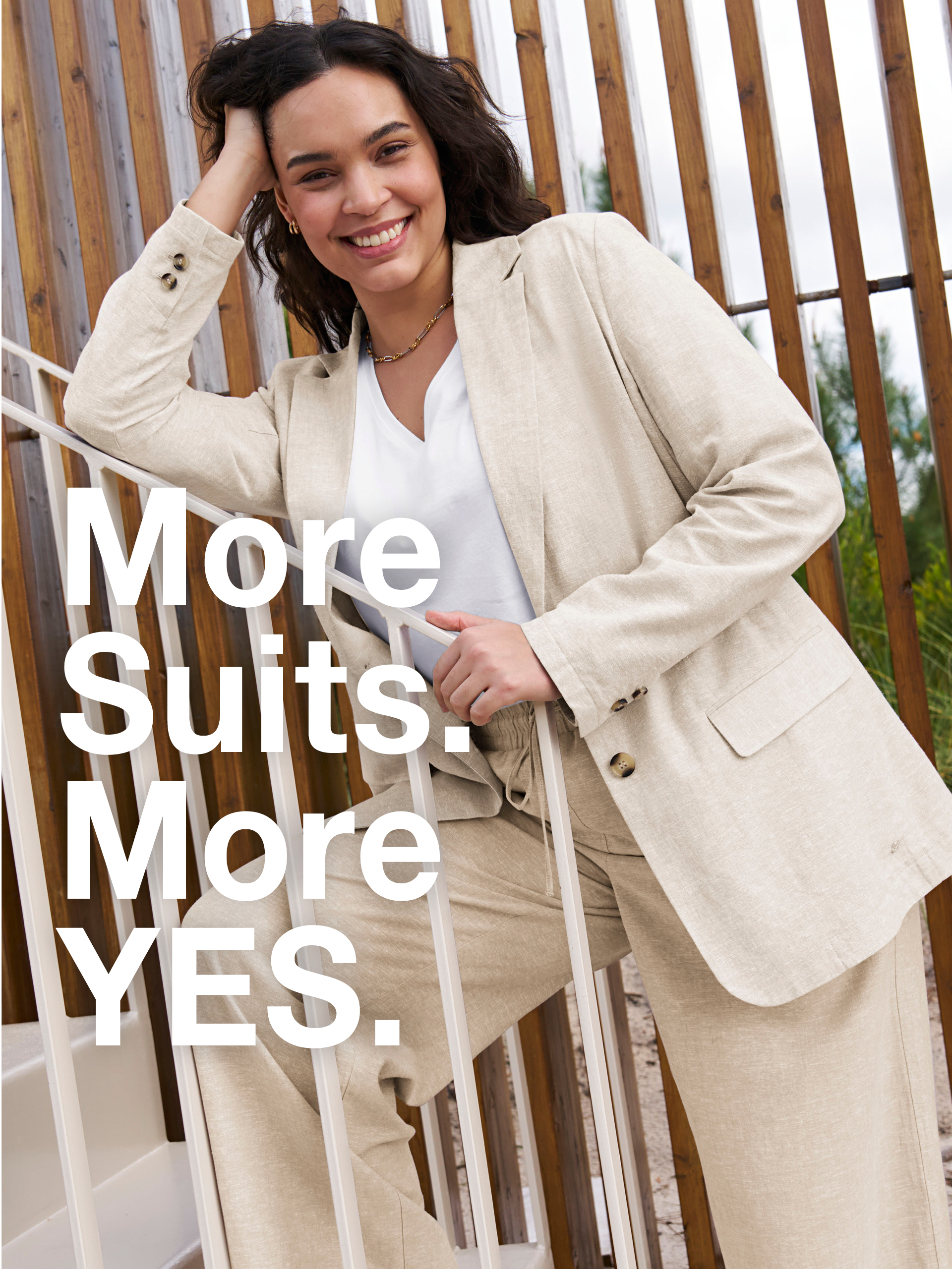 Werbebanner mit Model in hellem Leinenblazer und Text: More Suits. More YES.