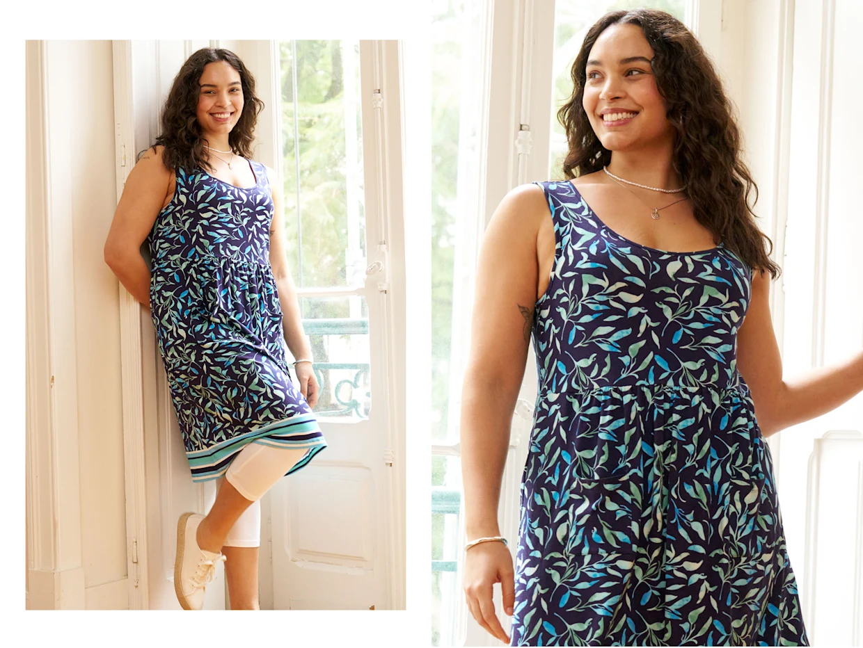 Ärmelloses knielanges Kleid in Aquafarben mit einer weißen Caprileggings darunter Ärmelloses knielanges Kleid in Aquafarben mit einer weißen Caprileggings darunter