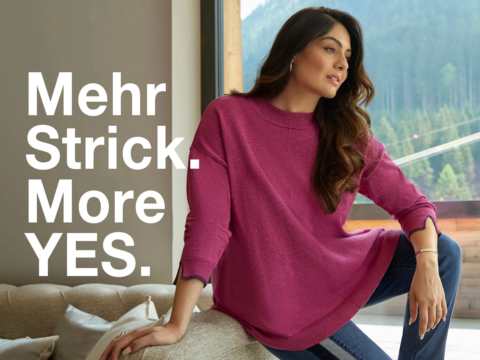 Ein Model trägt einen erika farbenen Langarm-Pulloverund eine blue-stone-washed Jeans. Daneben folgender Text: Mehr Strick. More Yes.