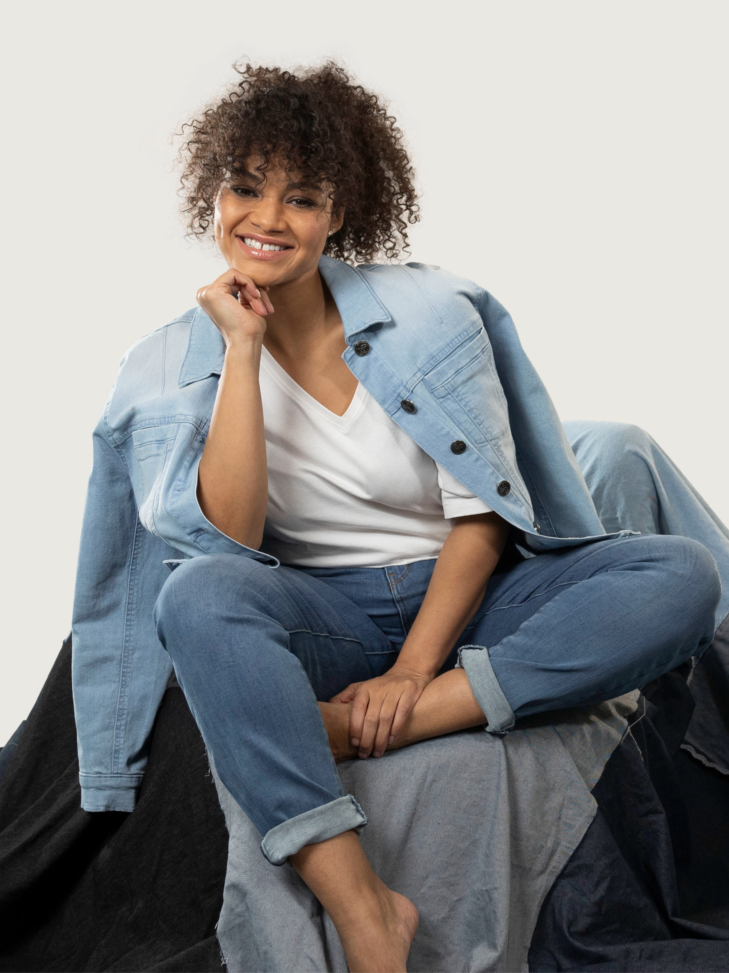 Banner mit Frau in Jeansjacke und Jeanshose