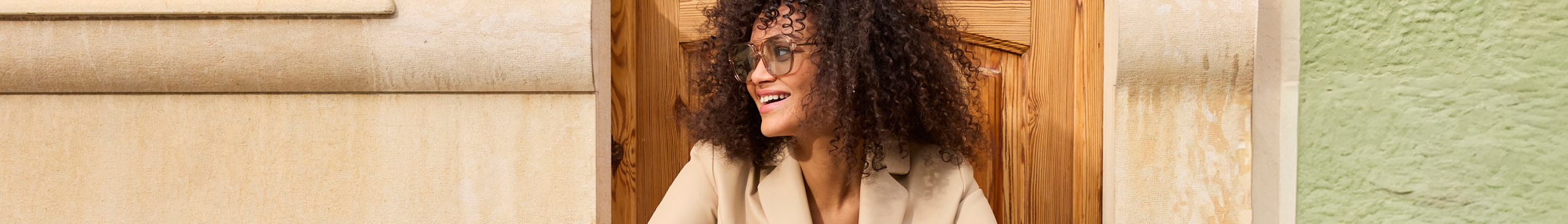 Werbebanner mit Model in sandfarbenem Trench und gleichfarbiger Hose