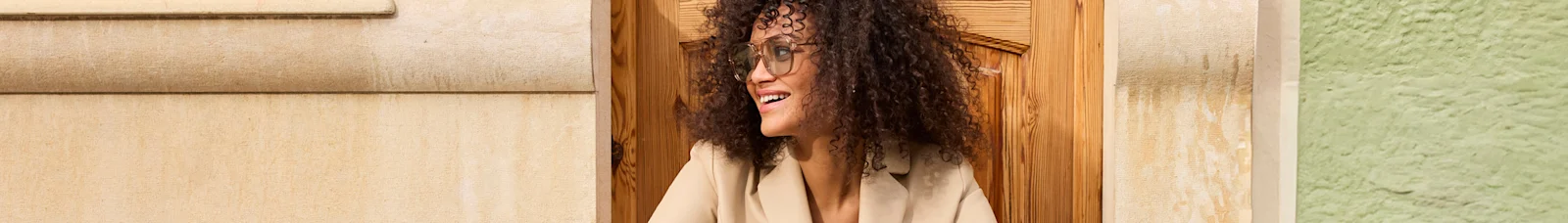 Werbebanner mit Model in sandfarbenem Trench und gleichfarbiger Hose