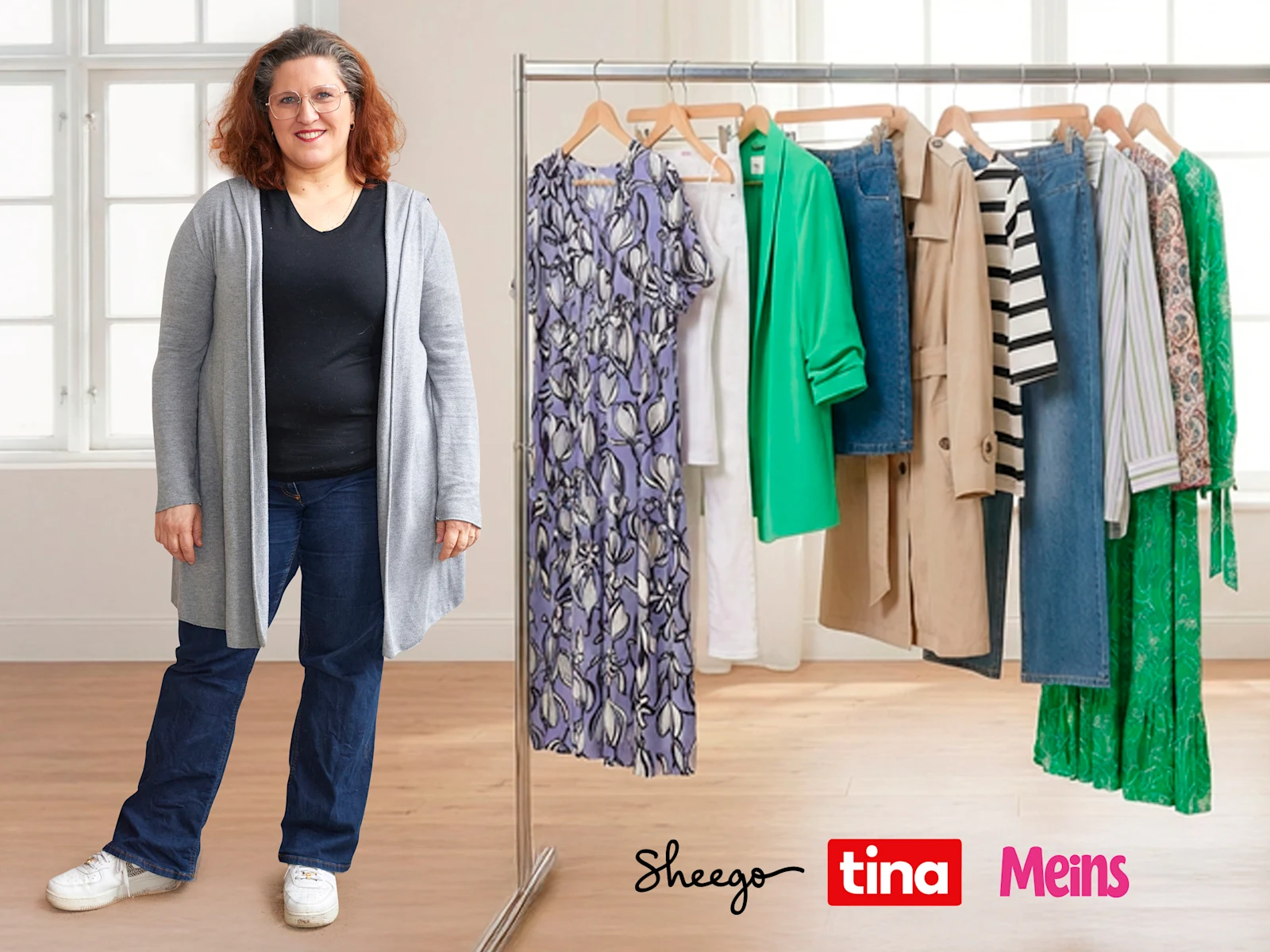Die Abbildung zeigt unsere Kundin Tina vor dem Umstyling. Sie steht in einem Studio neben einem Kleiderständer mit Sheego-Artikeln. Darunter sieht man die Logos von Sheego, tina und Meins Die Abbildung zeigt unsere Kundin Tina vor dem Umstyling. Sie steht in einem Studio neben einem Kleiderständer mit Sheego-Artikeln. Darunter sieht man die Logos von Sheego, tina und Meins