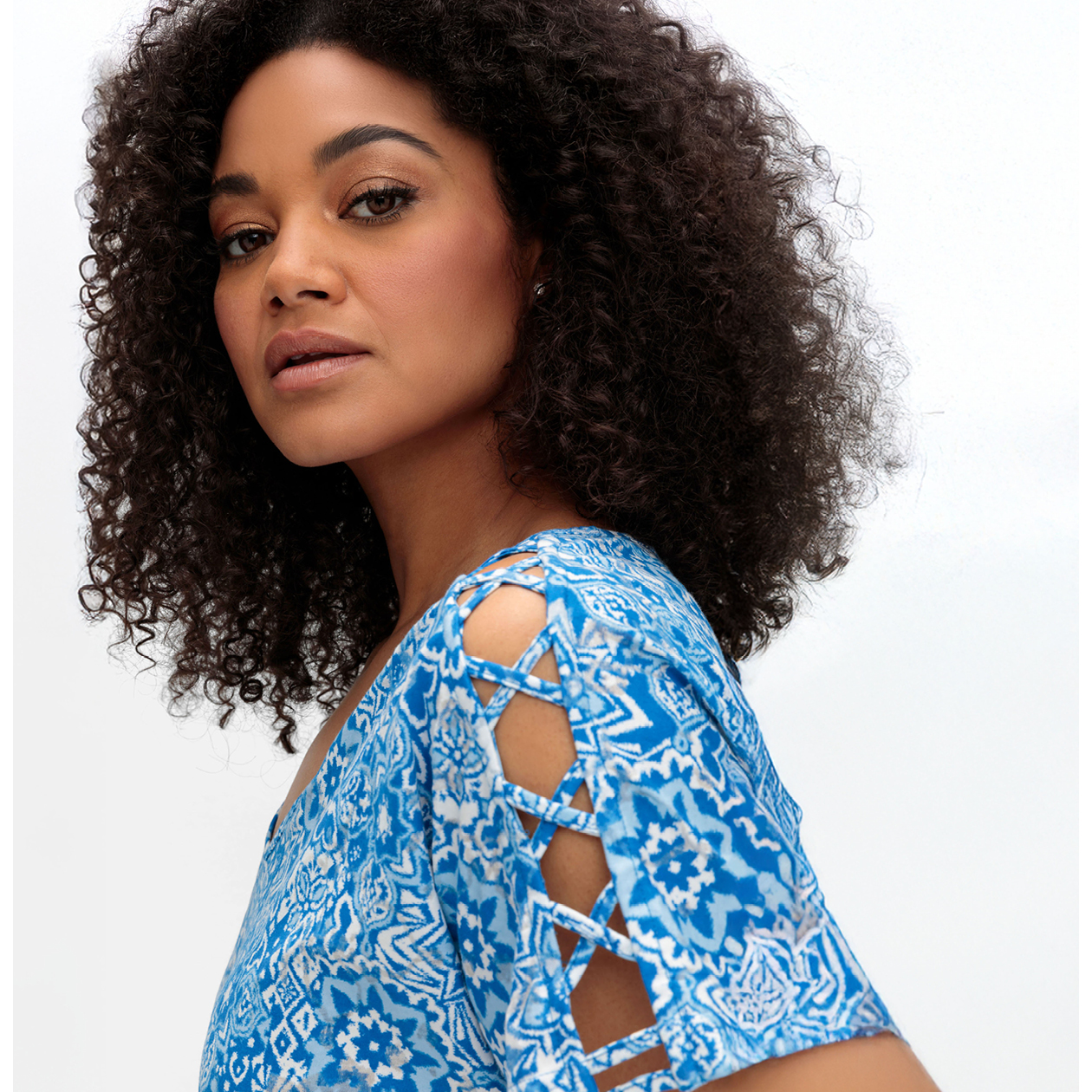 Model mit weiß-blau bedrucktem Shirt mit Cutouts am Ärmel