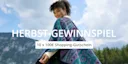 Werbebanner mit Model in blau-türkis-lila gemustertem Poncho und Text: Herbst-Gewinnspiel, 10x 100€ Shopping-Gutschein