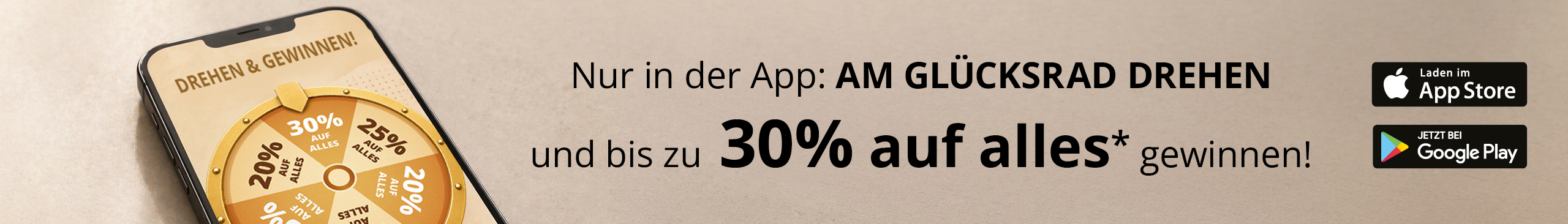 Die Abbildung zeigt eine  Hand mit einem Handy, darin ist das Sheego Glücksrad-Gewinnspiel zu sehen, mit der Überschrift „Drehen & Gewinnen“. Darunter sind die Logos vom App Store und Google Playstore abgebildet