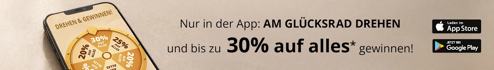Die Abbildung zeigt eine Hand mit einem Handy, darin ist das Sheego Glücksrad-Gewinnspiel zu sehen, mit der Überschrift „Drehen & Gewinnen“. Darunter sind die Logos vom App Store und Google Playstore abgebildet