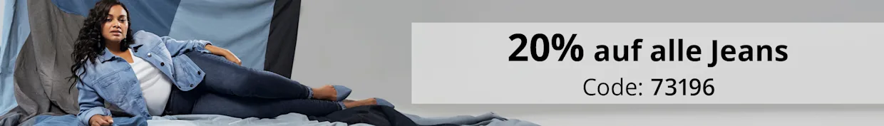 Ein Werbebanner mit einem Model, sie trägt eine Skinny Jeans in dark blue, sowie eine Jeansjacke in light blue und ein weißes Shirt.