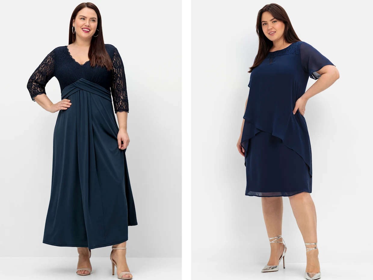 zwei Abendkleider nebeneinander, beide dunkelblau, links mit Spitzenärmeln und Herzausschnitt, rechts knielang mit Chiffon