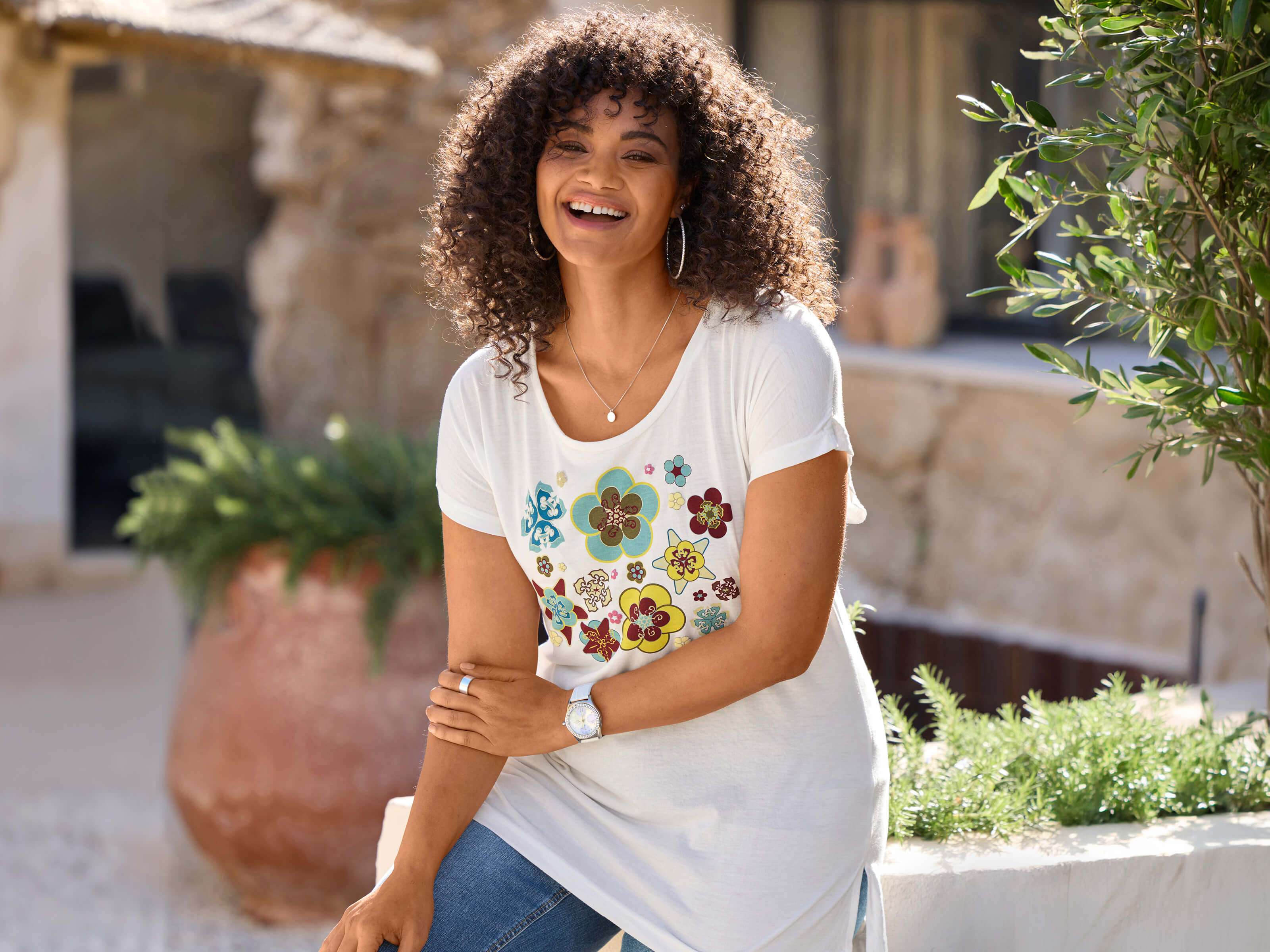 Ein Model trägt ein ecru-ozean-bedrucktes Print Shirt mit Blütenprint