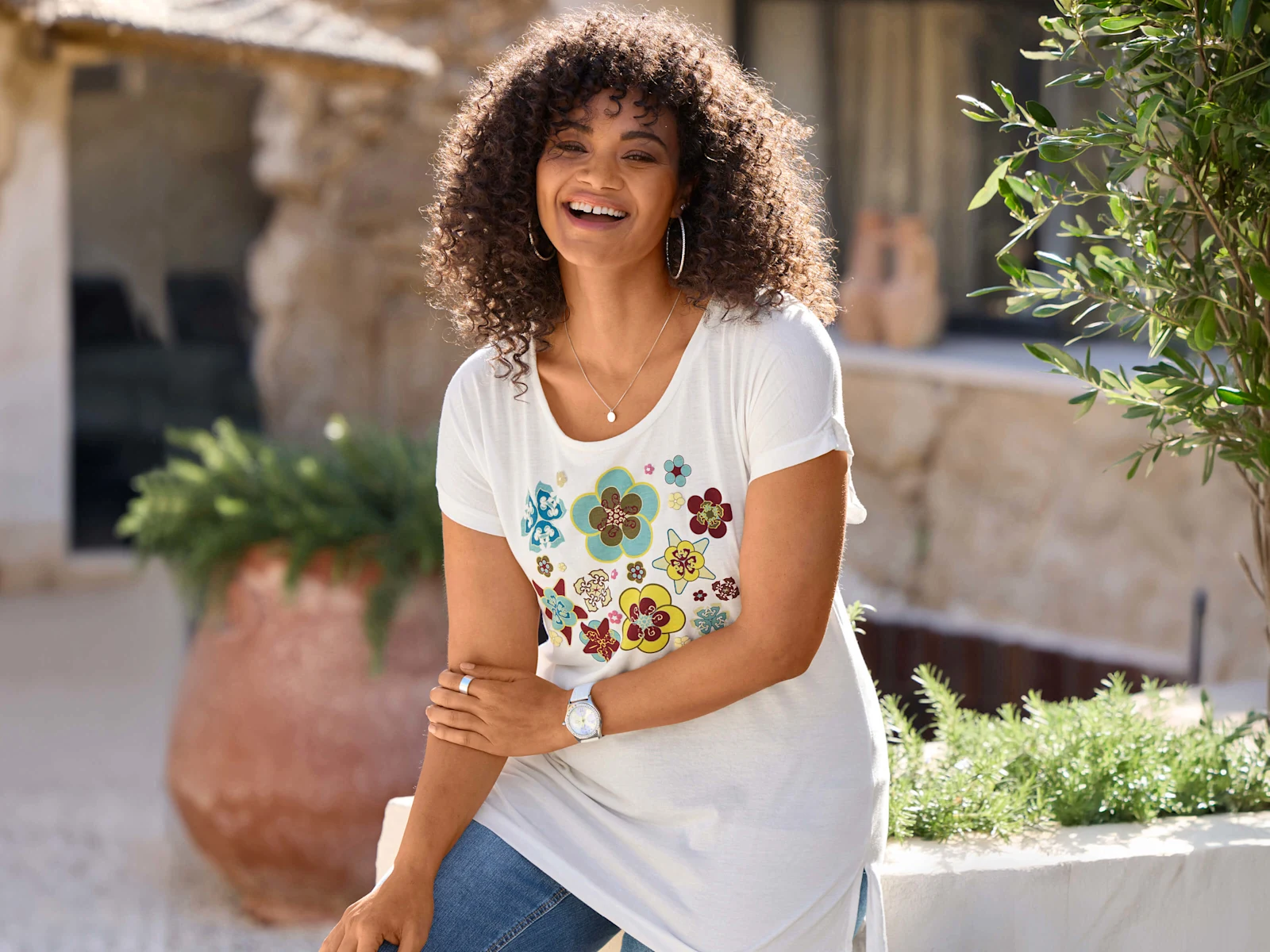 Ein Model trägt ein ecru-ozean-bedrucktes Print Shirt mit Blütenprint