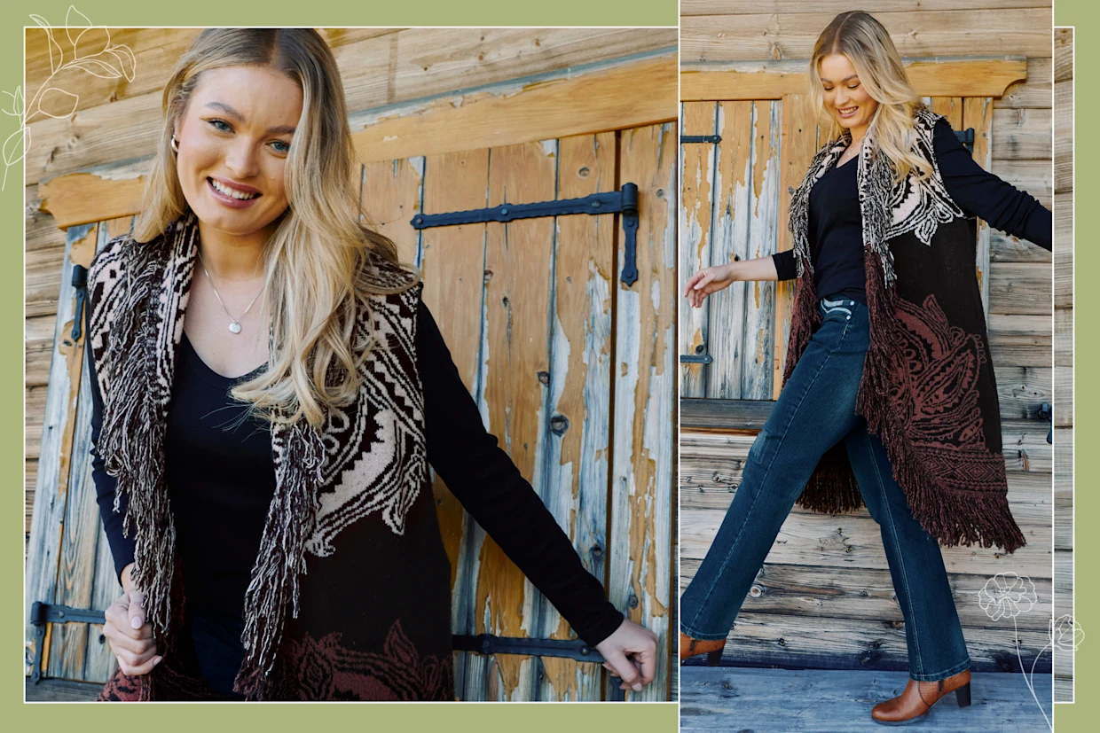 Model mit langer gemusterter Fransenweste in schwarz-sind-braun und Jeans von sheego by Joe Browns Model mit langer gemusterter Fransenweste in schwarz-sind-braun und Jeans von sheego by Joe Browns