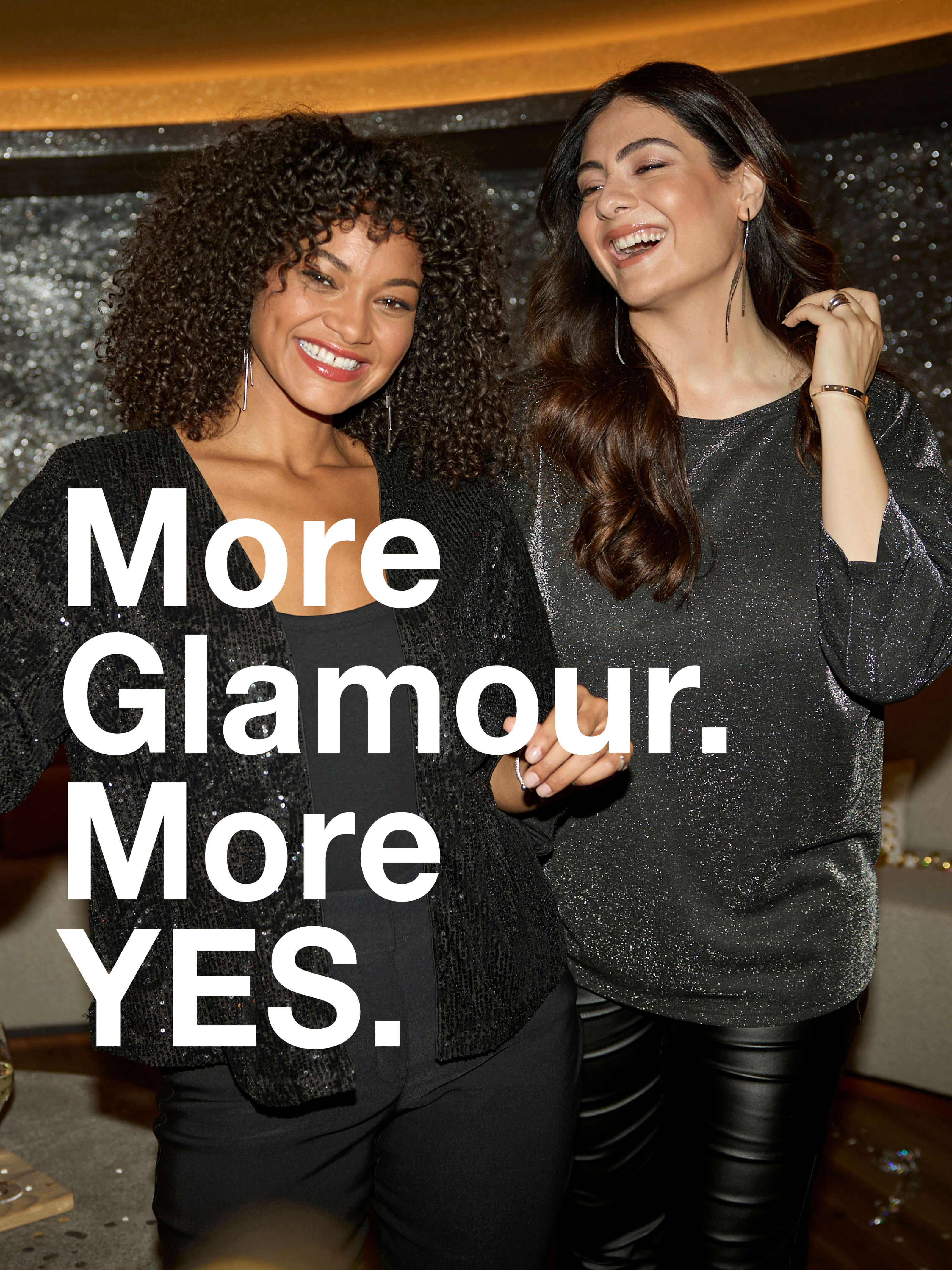 2 Models in Partymode in einer Partylocation. Daneben der Text: More Glamour. More Yes.