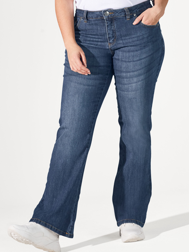 Frau trägt eine Bootcut Jeans