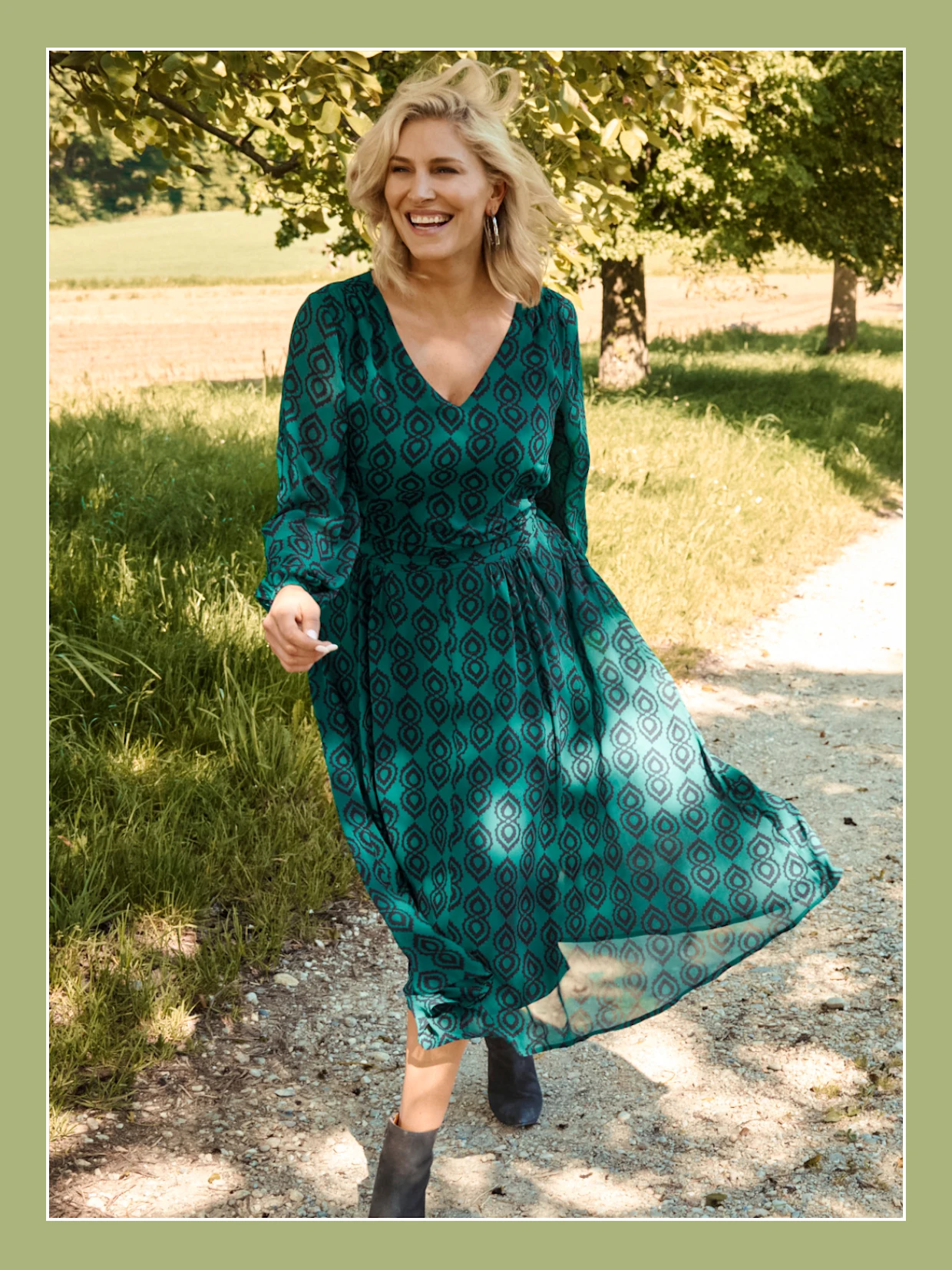 Model in schwarz-grün bedrucktem Maxikleid