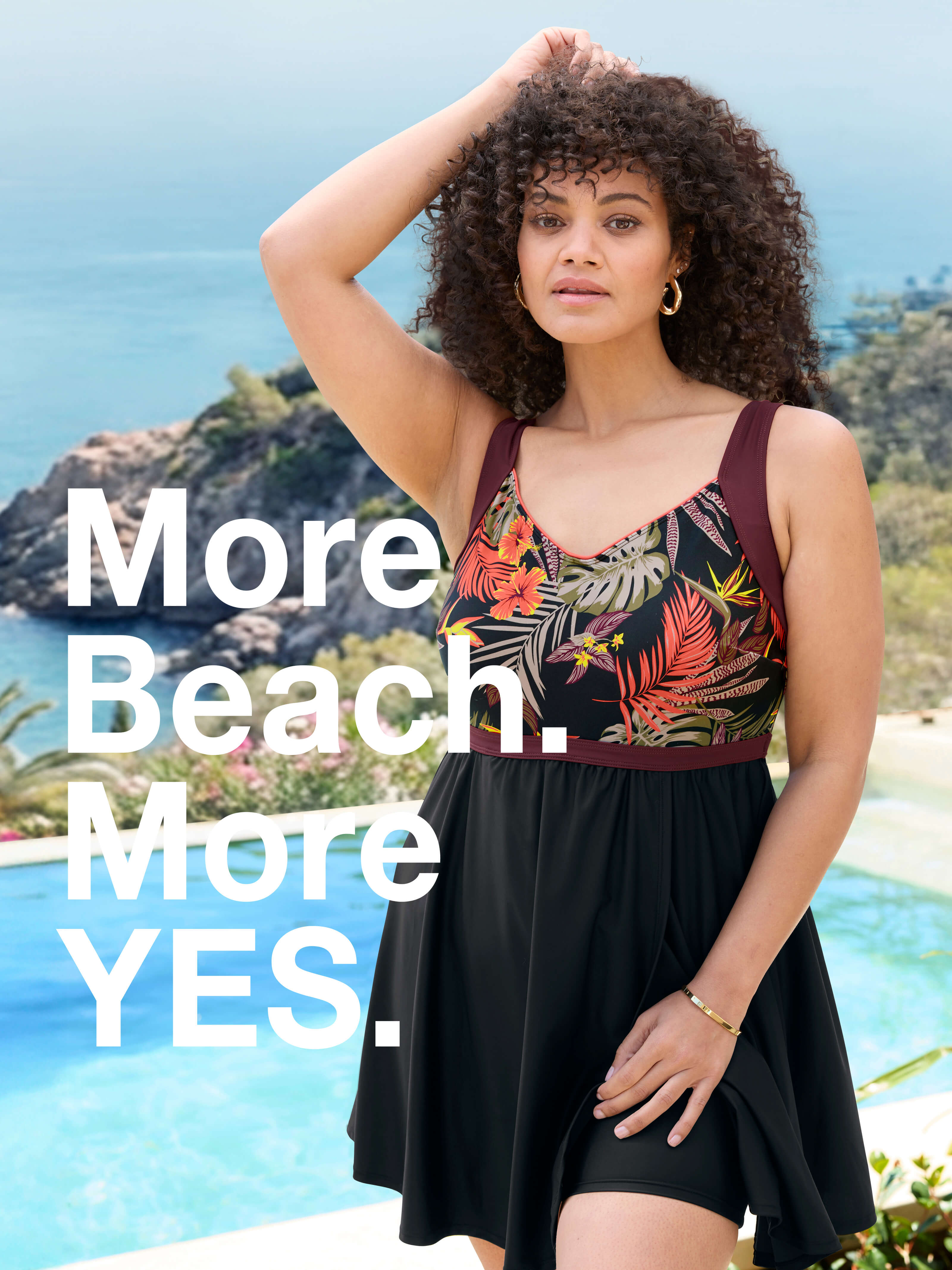 Ein Model trägt ein schwarz-burgund-bedrucktes Badekleid mit tropischem Print. Daneben folgender Text: More Beach, more Yes.