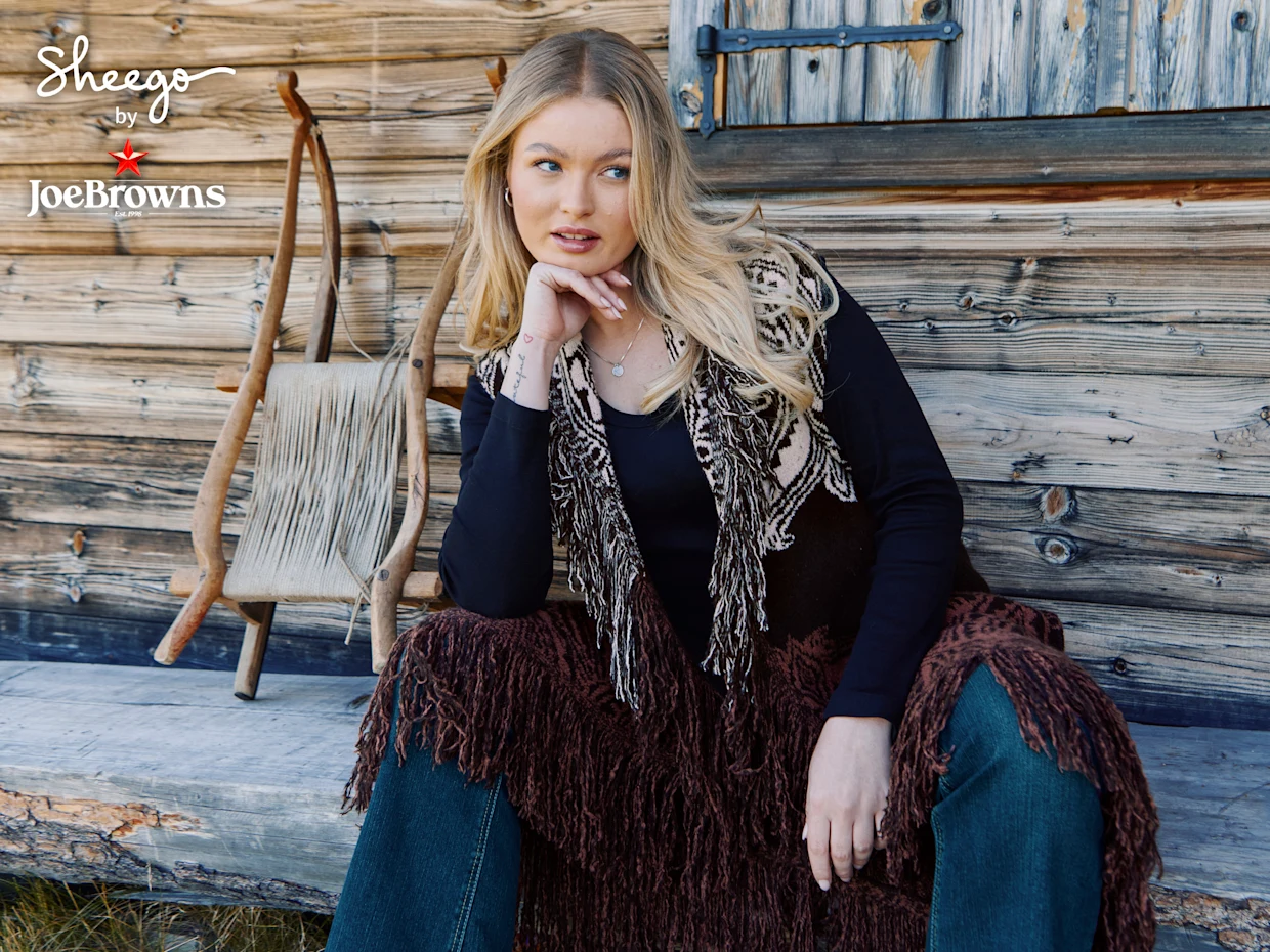 Model in gemusterter Fransenweste in Schwarz-sand-braun von sheego by Joe Browns Model in gemusterter Fransenweste in Schwarz-sand-braun von sheego by Joe Browns