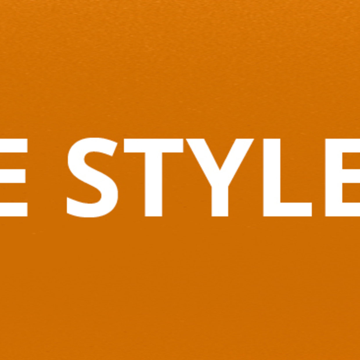 Ein Wäschestapel mit Bekleidung und dem Text: Ab jetzt viele neue Styles im Shop