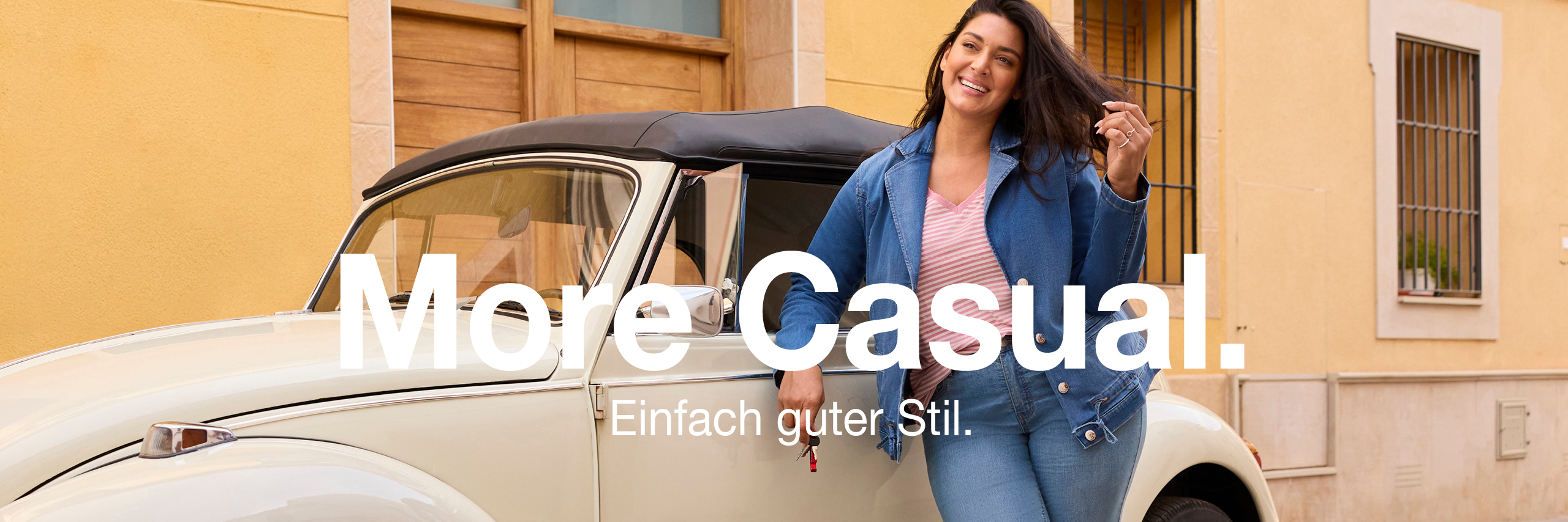 Werbebanner mit Model in Jeansjacke und Text: More Casual. Einfach guter Stil