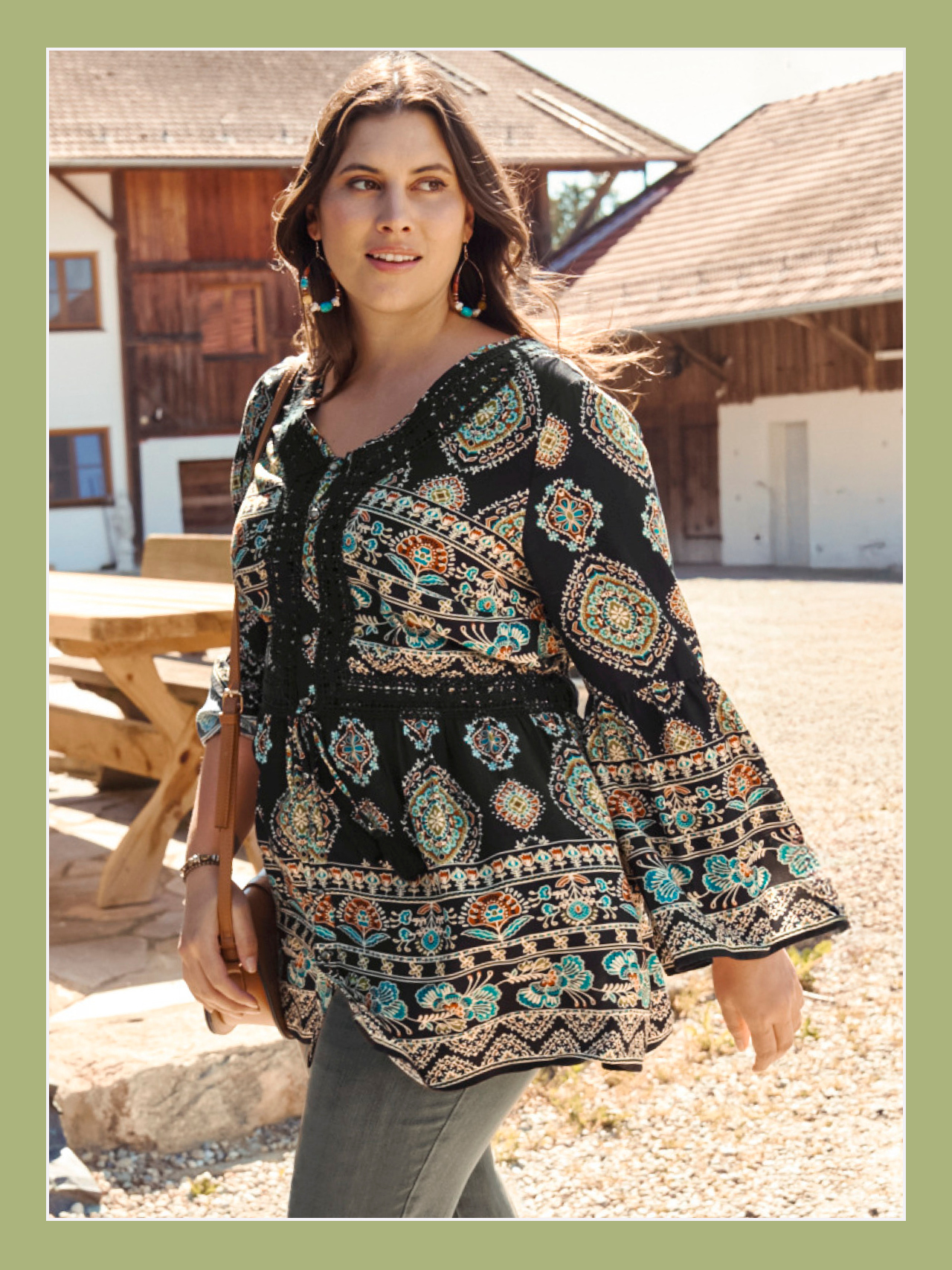 Model in schwarz-bunt bedruckter Tunika