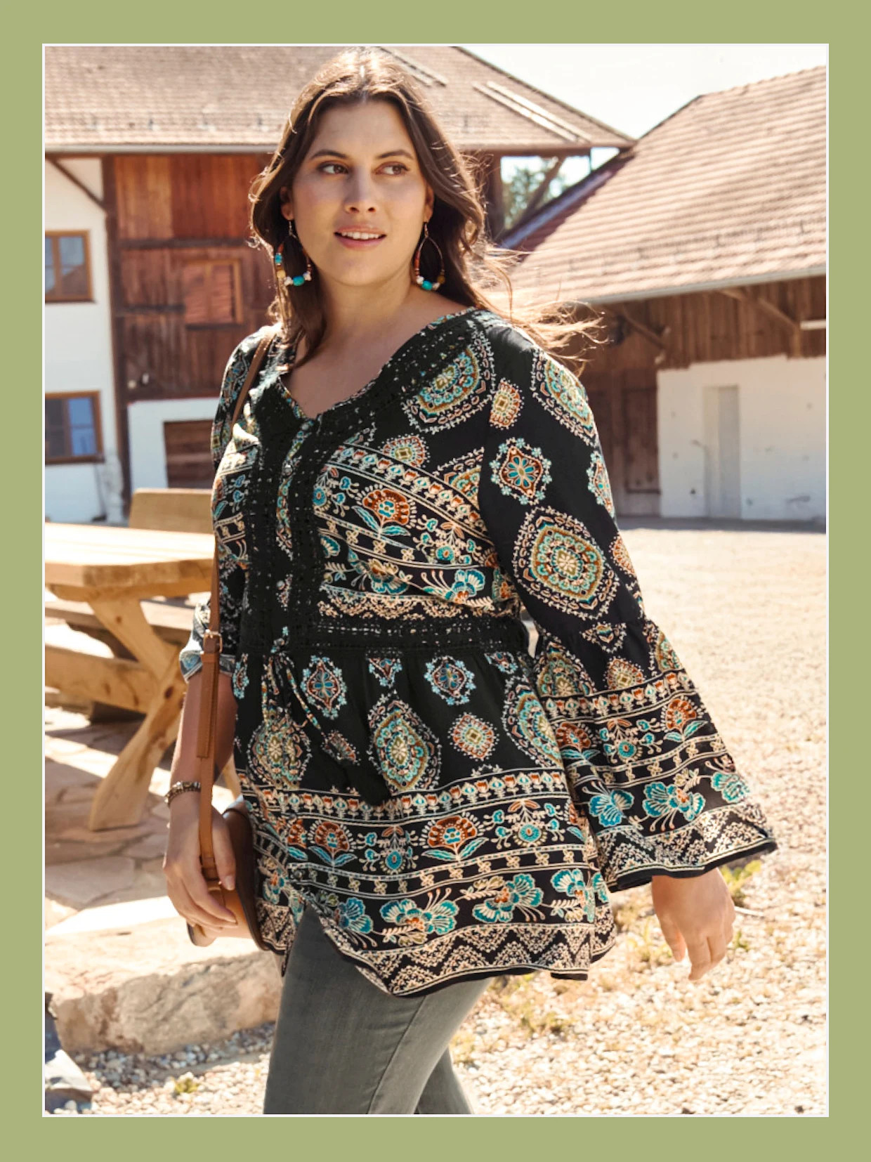 Model in schwarz-bunt bedruckter Tunika