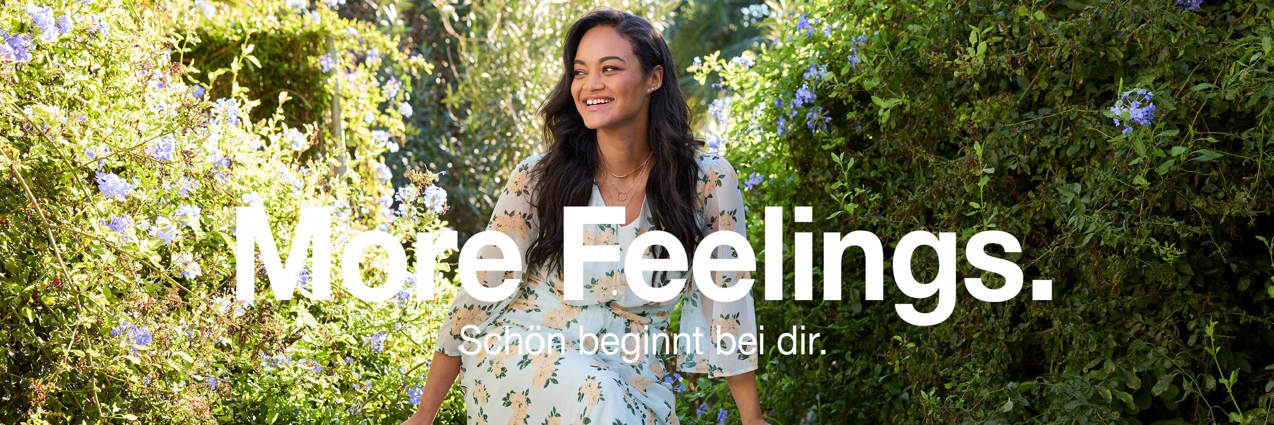 Werbebanner mit Model in Pastell geblümtem Kleid und Text: More Feelings. Schön beginnt bei dir.