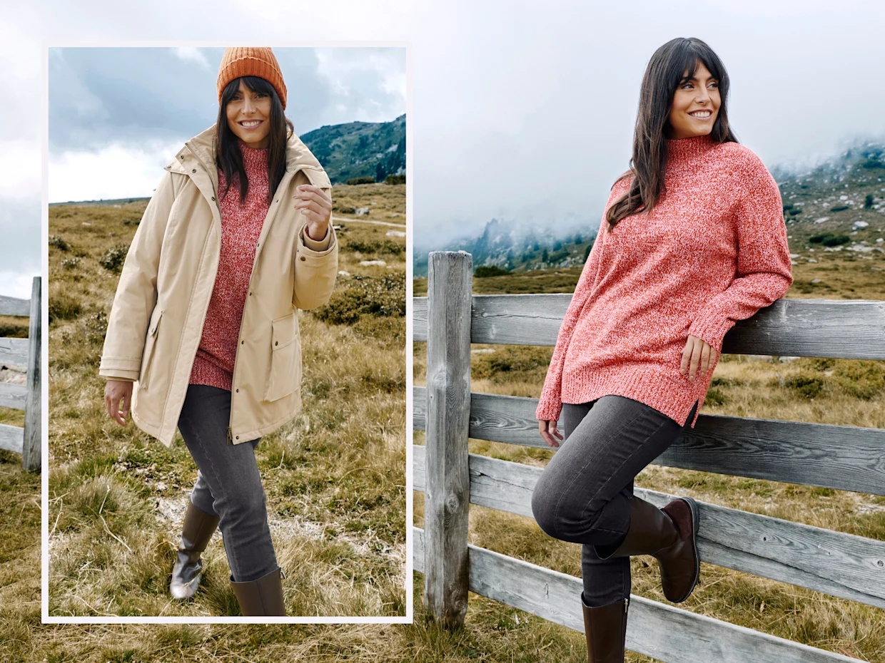 Ein Model in einer herbstlichen Landschaft, sie trägt einen beigen Parka mit teilbarer Kapuze, einen rostroten Pullover in melierter Strickqualität, eine dunkelgraue enge Jeans und Stiefel. Rechts in deiner weiteren Abbildung sieht man das Model an einen Zaun gelehnt, hier trägt sie keine Jacke, somit liegt der Fokus auf denm rostroten Pullover und der dunkelgrauen Jeans.