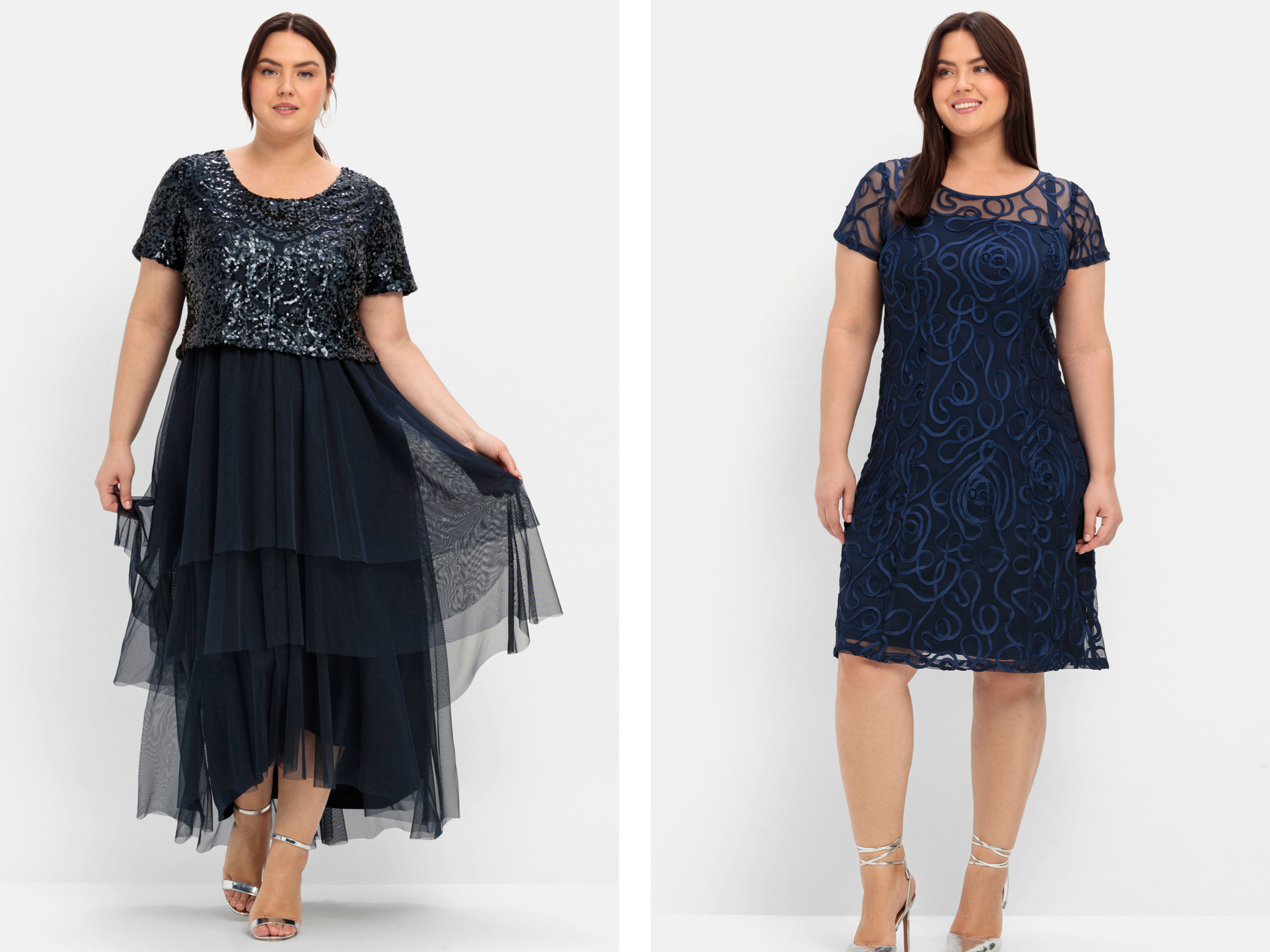 Zwei Abendkleider nebeneinander, beide dunkelblau, links mit Paillettenoberteil und gestuftem Chiffonrock, rechts knielang mit Spitze allover