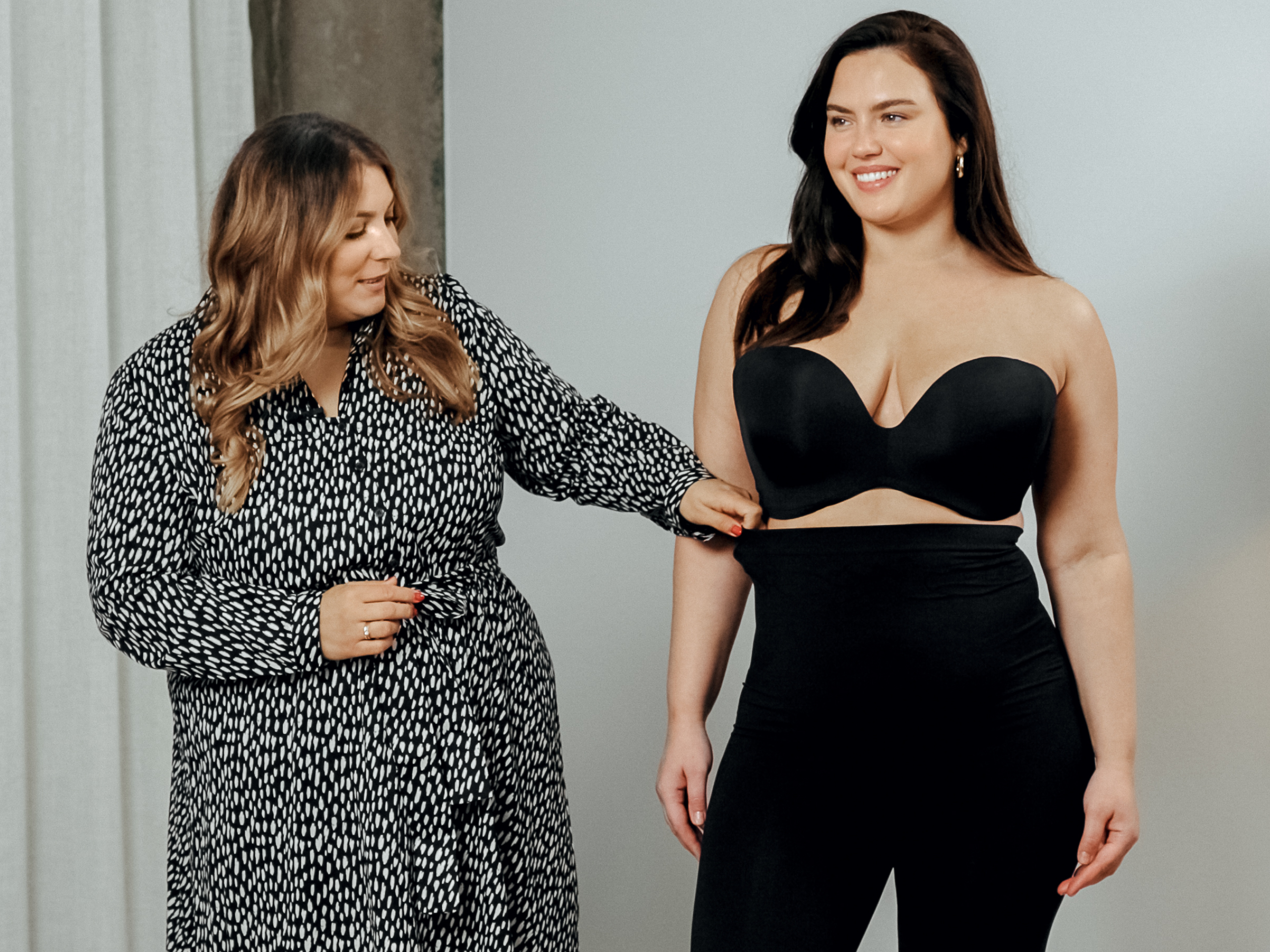 Frau berät andere Frau mit Shapewear