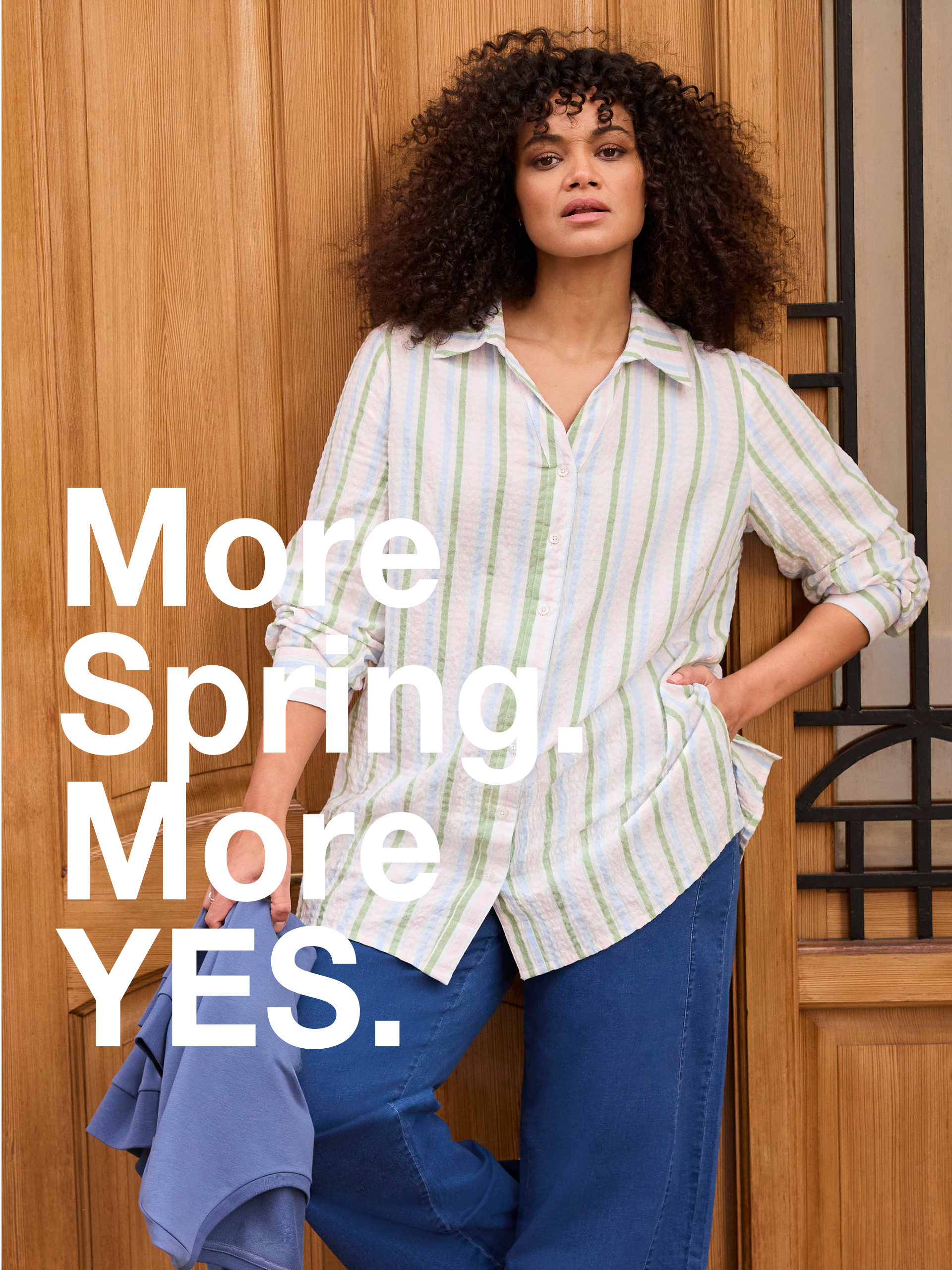 Werbebanner mit Model in hell gestreifter Bluse und Text: More Spring. More YES.
