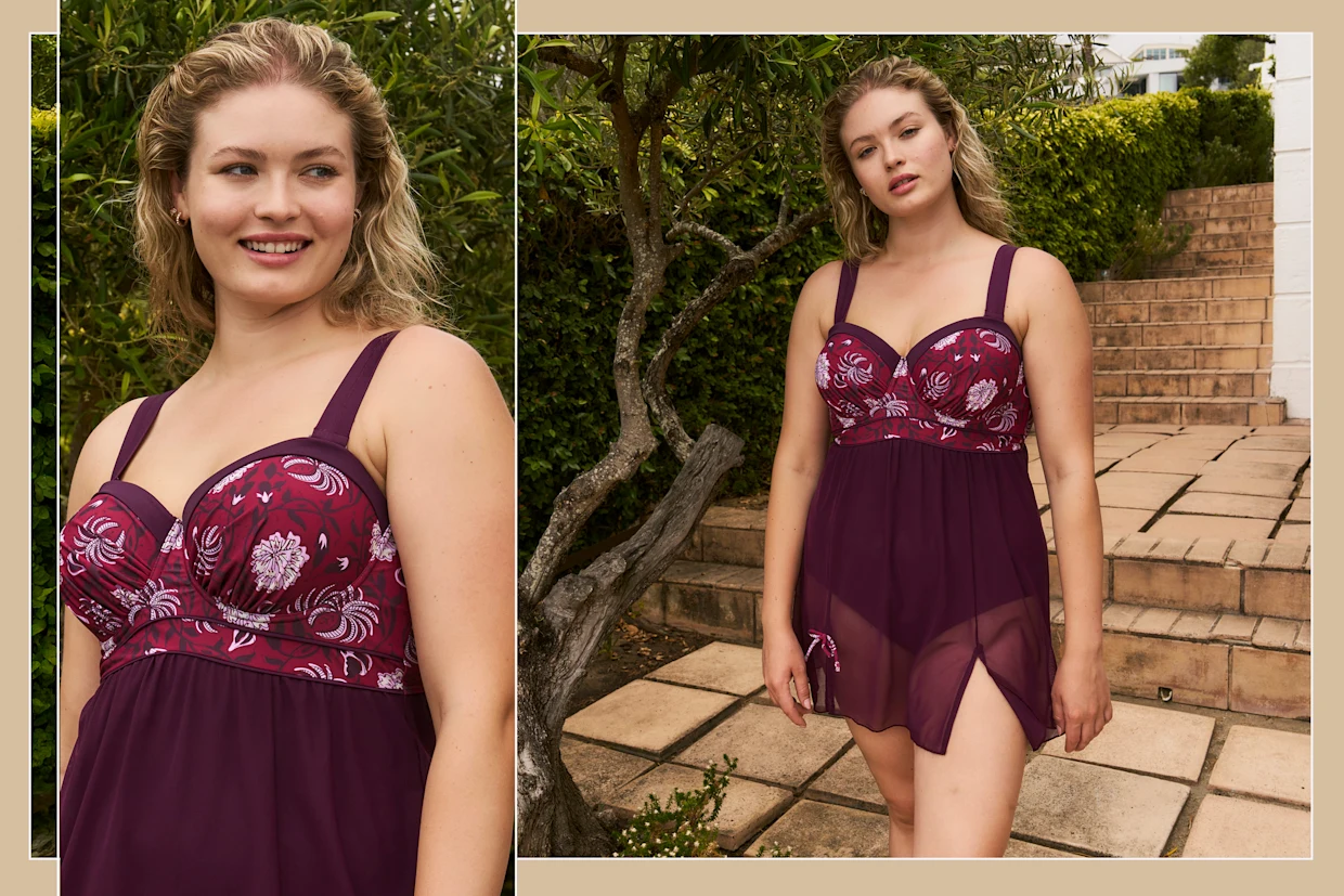 Model in dunkelrotem Badekleid mit floralem Muster im Oberteil