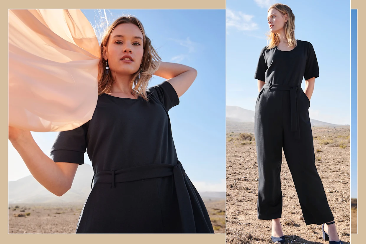 Model in schwarzem Kurzarm-Jumpsuit