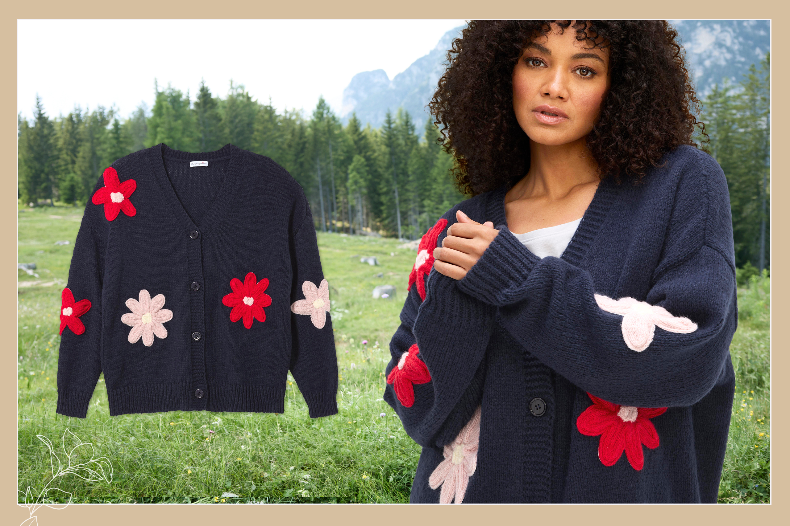 Ein Model trägt eine tiefblau-ecrufrabene  Strickjacke mit großen aufgesetzen Blüten
