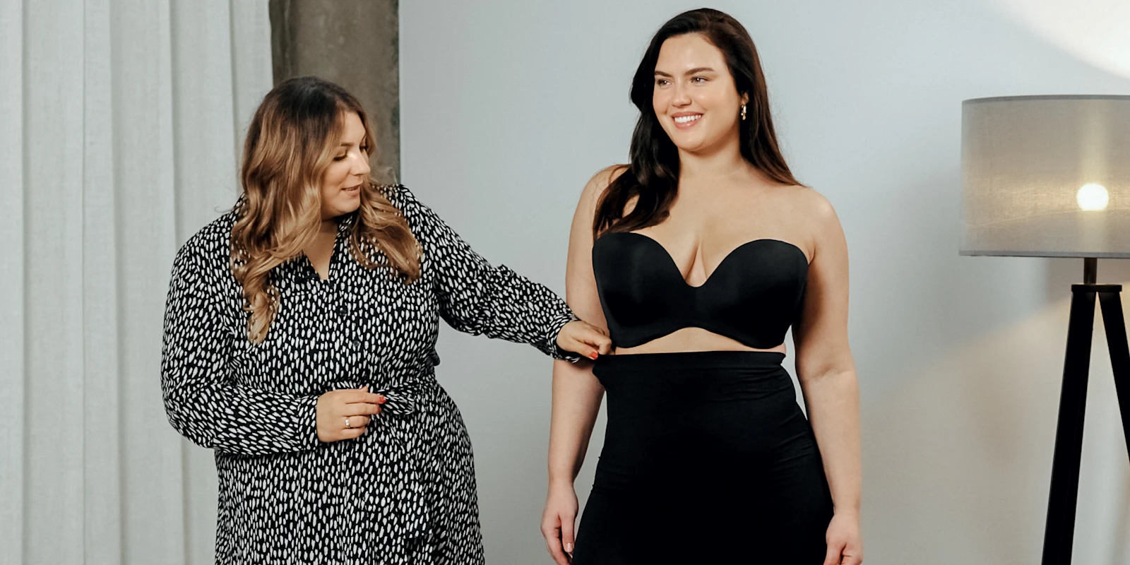 Shapewearberaterin mit einem Model, das eine Shapewear Pants trägt Shapewearberaterin mit einem Model, das eine Shapewear Pants trägt