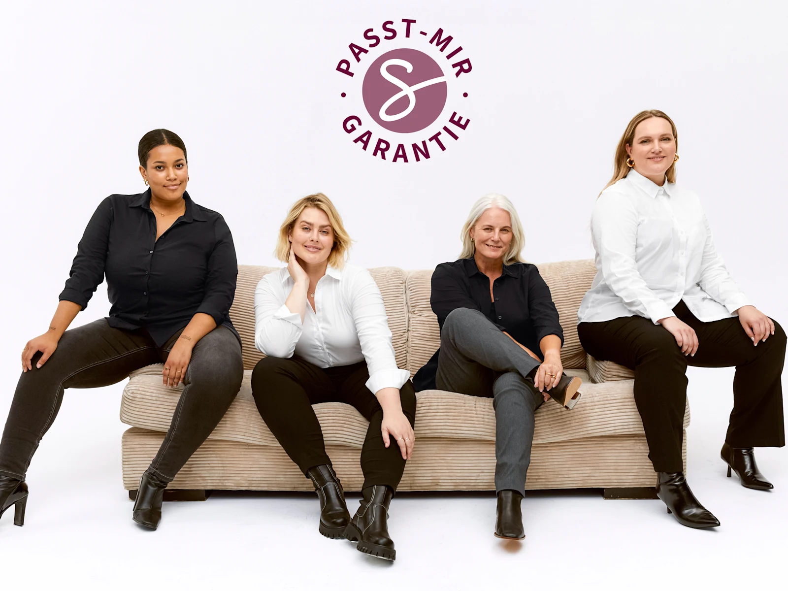 Gruppenbild mit 4 Frauen unterschiedlichen Alters sitzen auf einer Couch Gruppenbild mit 4 Frauen unterschiedlichen Alters sitzen auf einer Couch