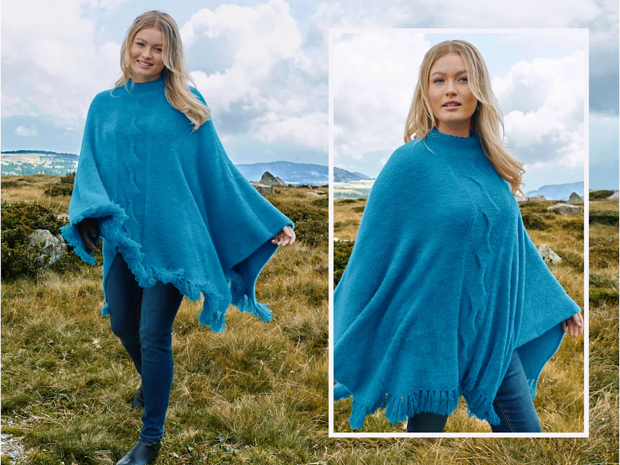 Ein Model auf einer Wiese, sie trägt einen topas-blauen Strickponcho mit Stehkragen und eine dark-blue-denim Stretch-Jeans. Das zweite Bild zeigt eine Nahaufnahme.