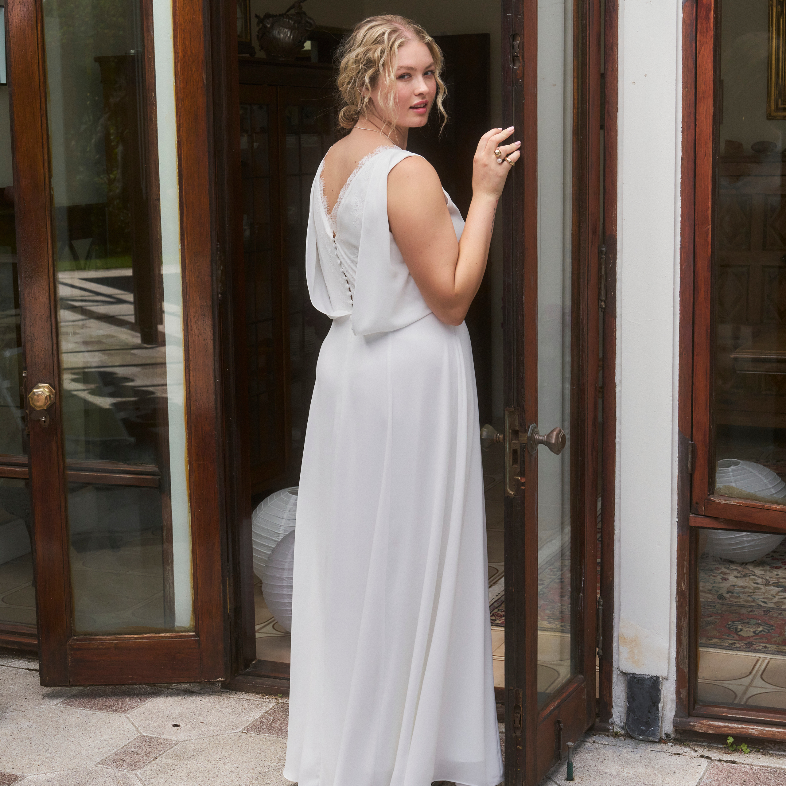 Werbebanner mit Model in ärmellosem Brautkleid aus Chiffon