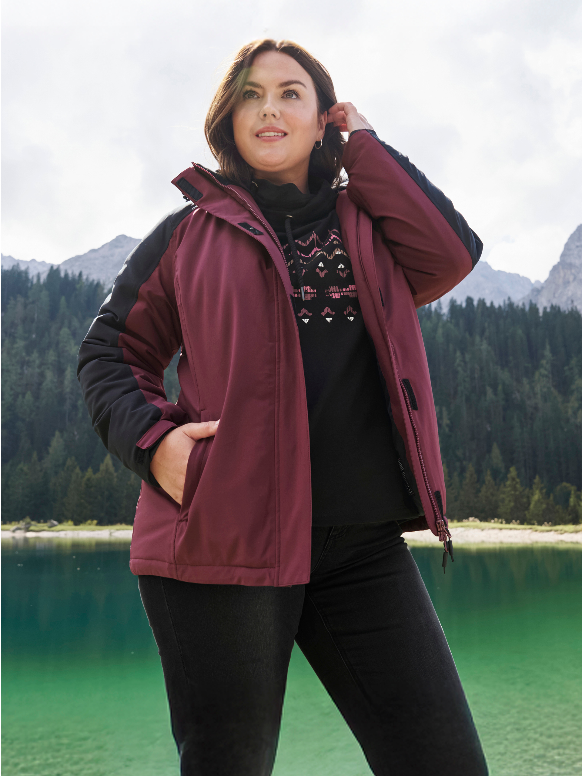 Werbebanne mit Model in auberginefarbener Softshelljacke