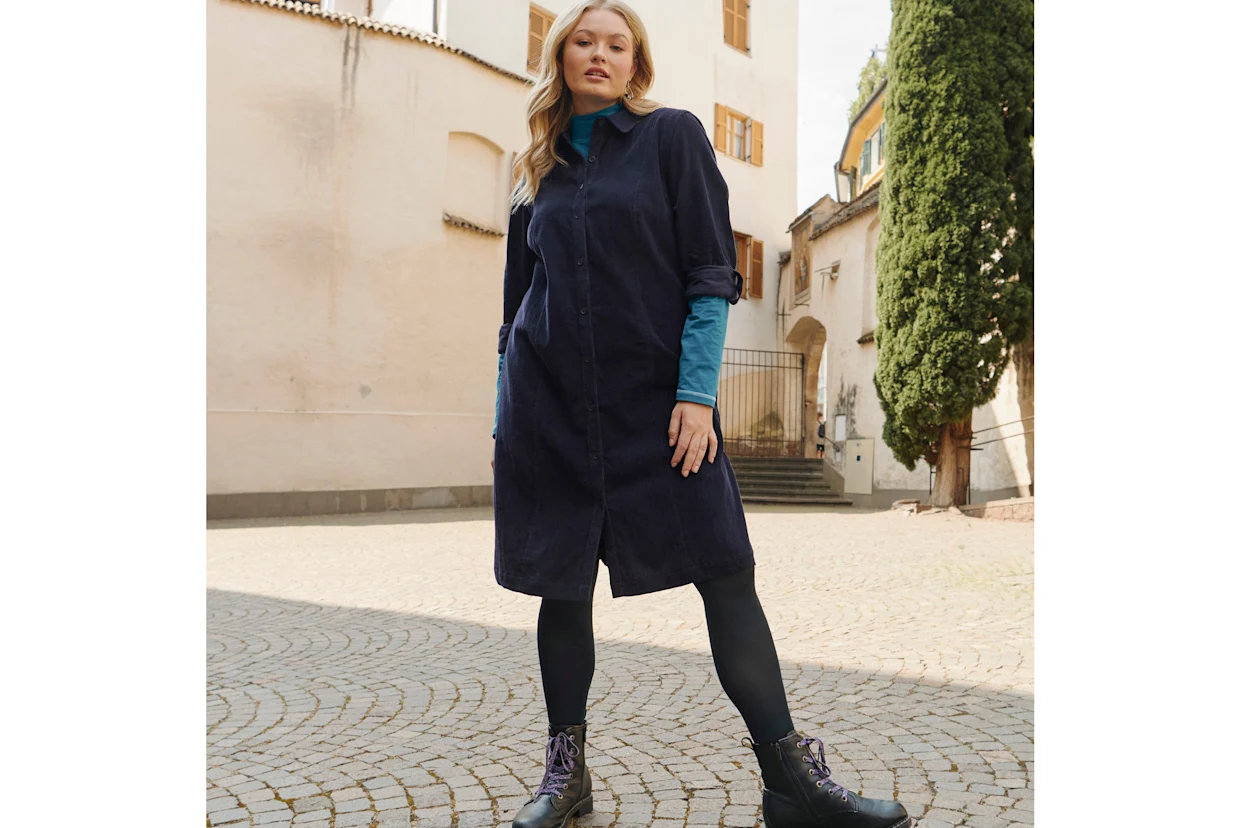 Model mit marinefarbenem Feincordkleid über Türkise Langarmrolli