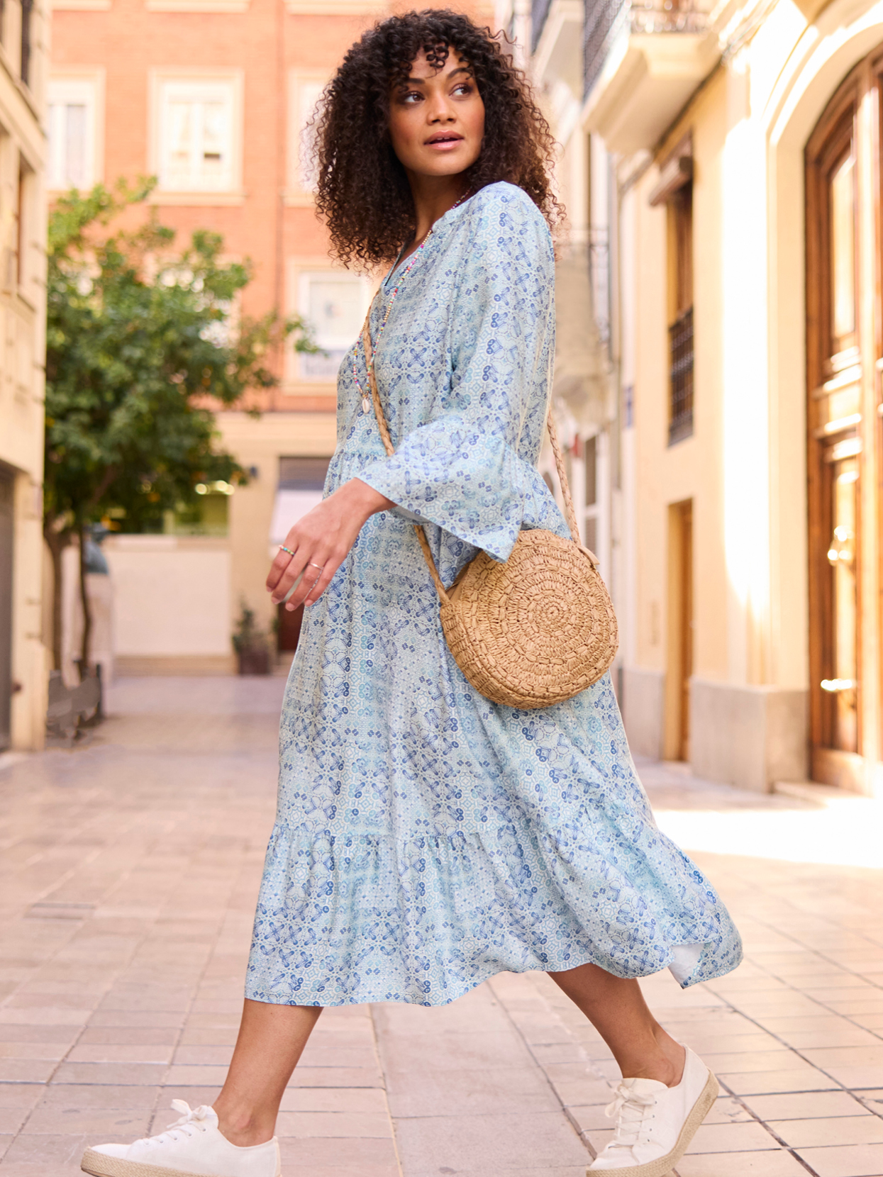 Model in Kleid in Midi-Länge