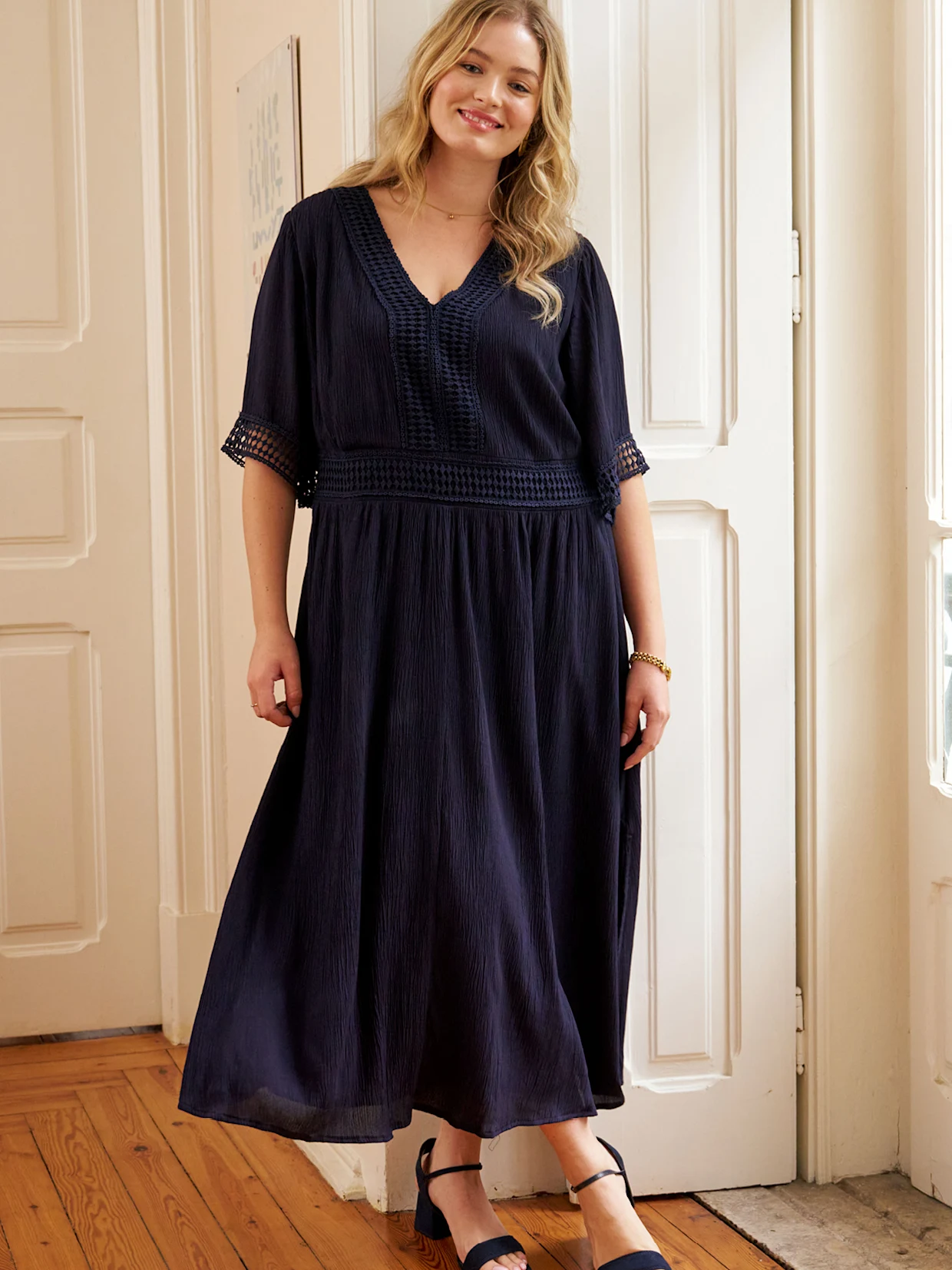 Langes dunkelblaues Kleid