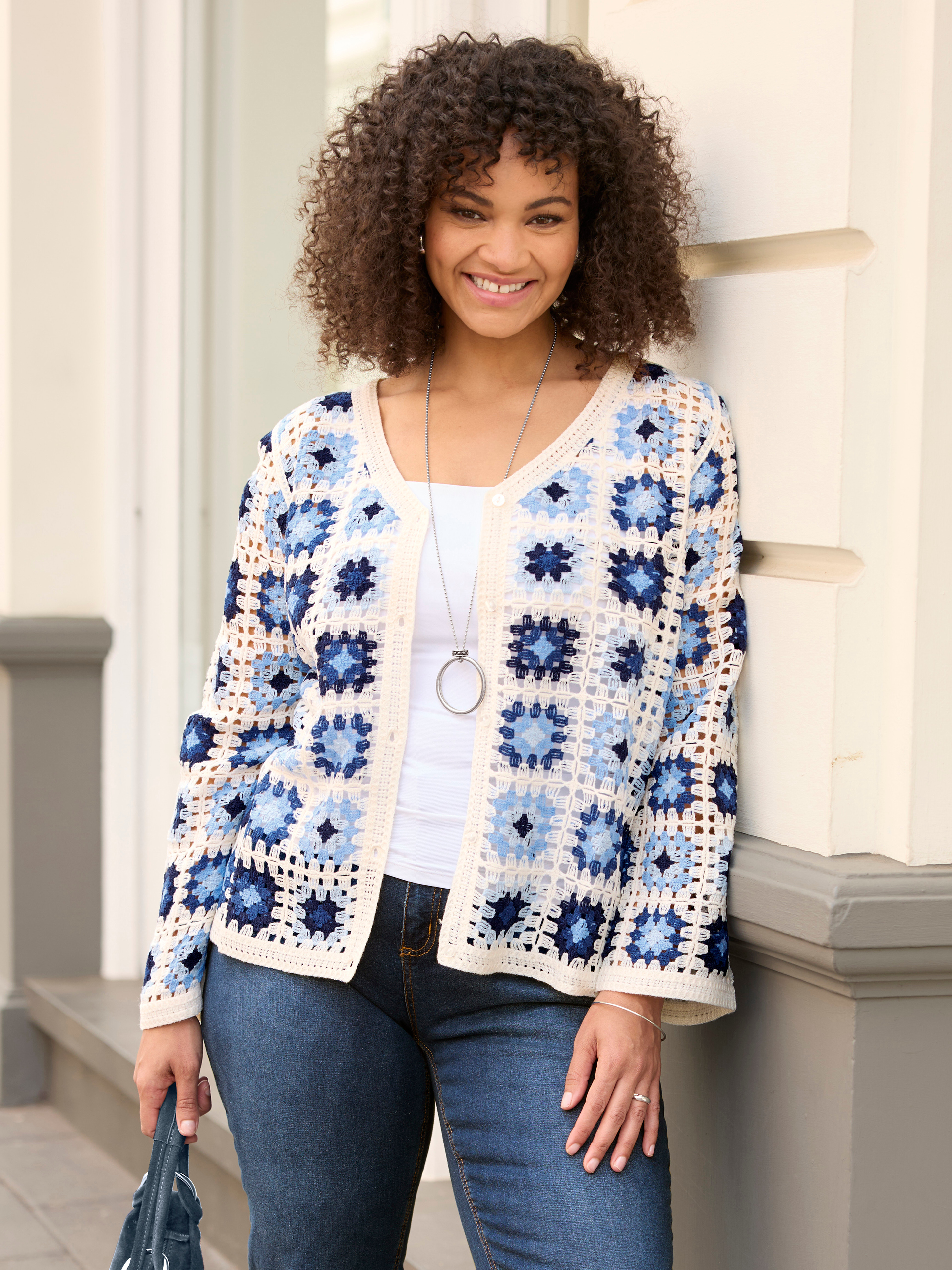 Werbebanner mit Model in blauweißer Patchwork Strickjacke
