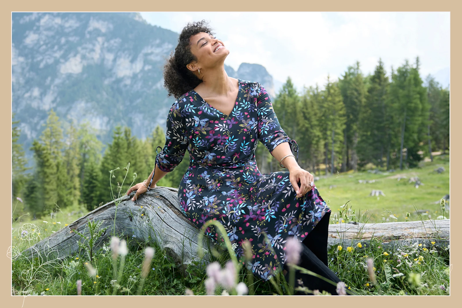 Ein Model trägt ein tieflbau-kirsche-gemusterts Jerseykleid mit Blumenprint