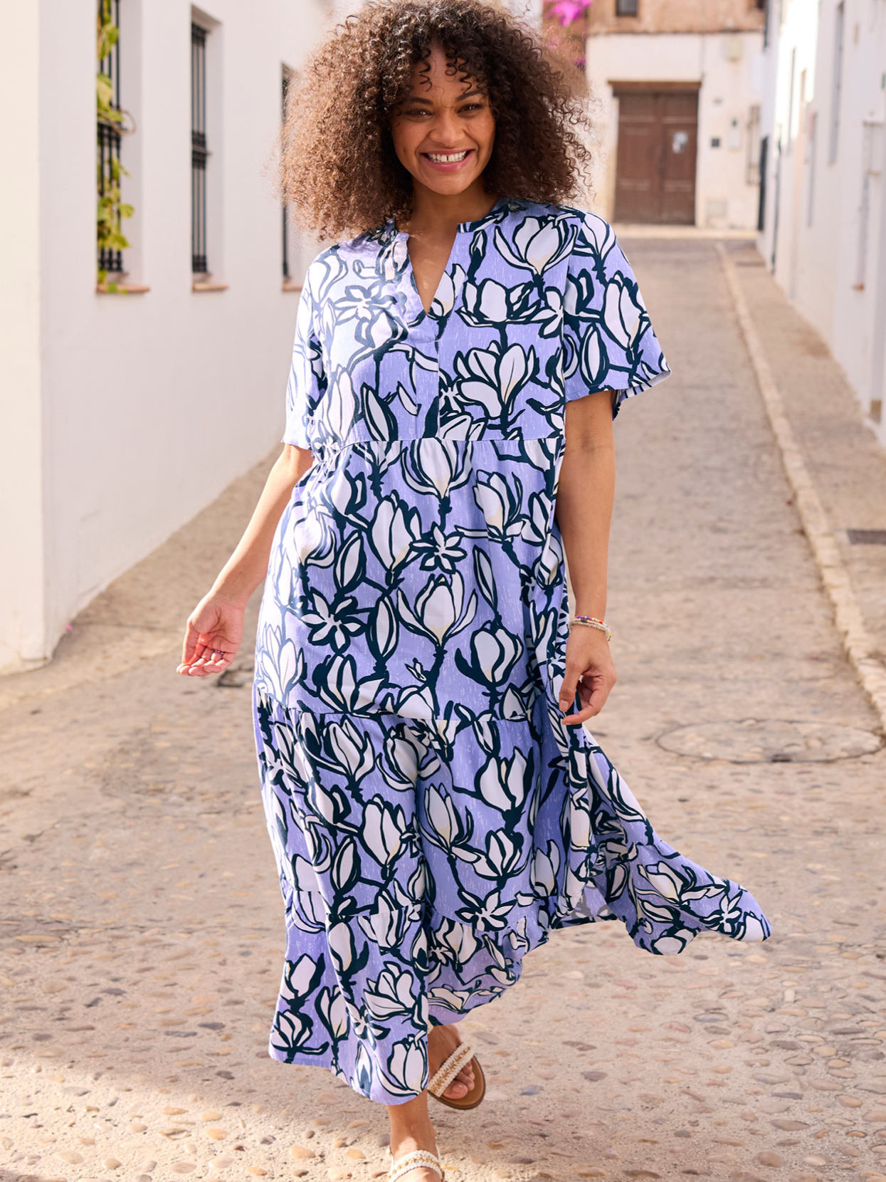 Model in Kleid in Maxilänge