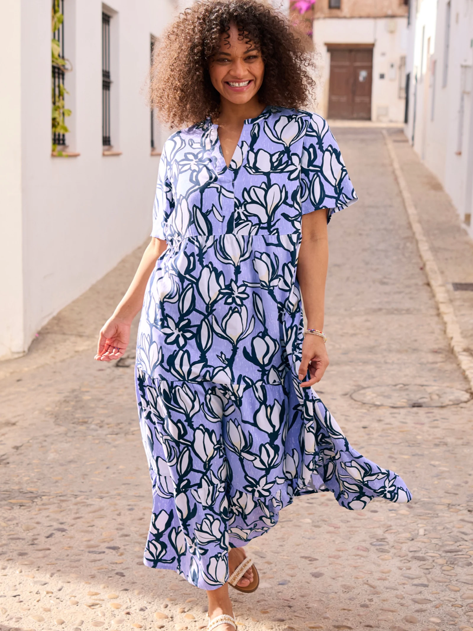 Model in Kleid in Maxilänge