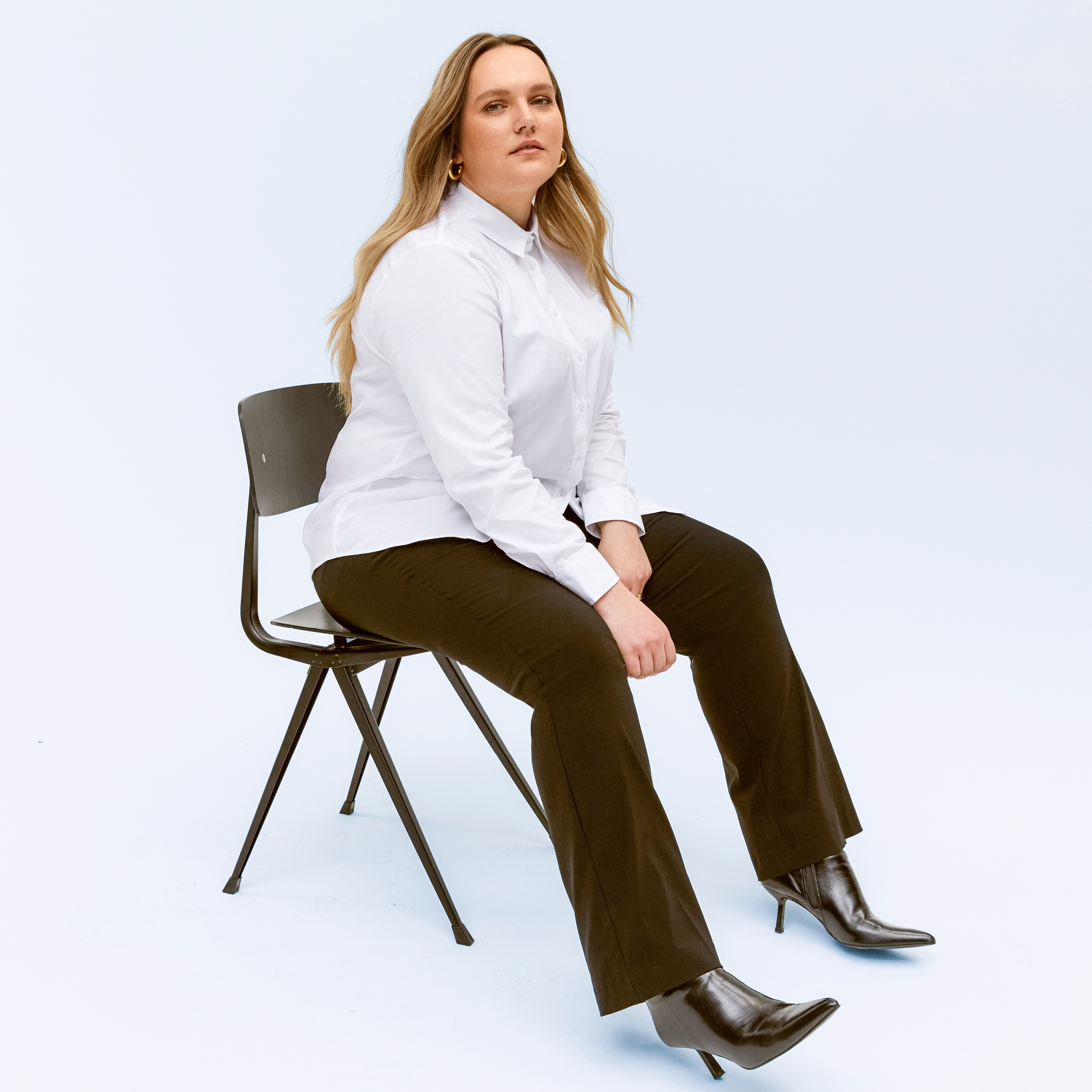 Werbebanner mit Model mit weißer Bluse und schwarzer Stoffhose aus der Passt-mir-Garantie