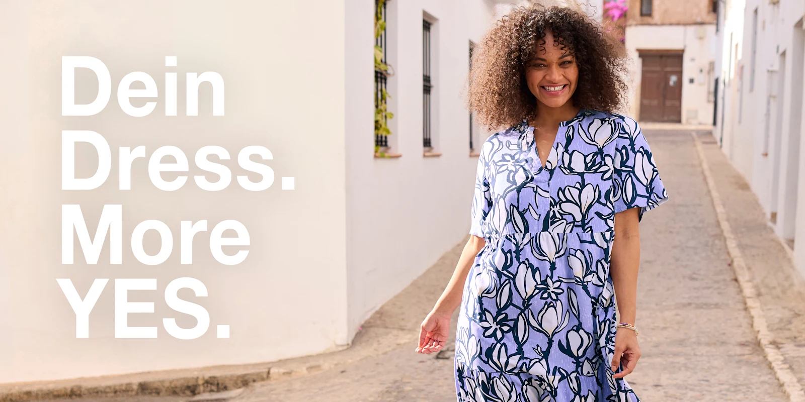 Werbebanner mit Model in fliederfarbenem Maxikleid mit schwarzweißem Blumendruck und Text: Dein Dress. More YES.